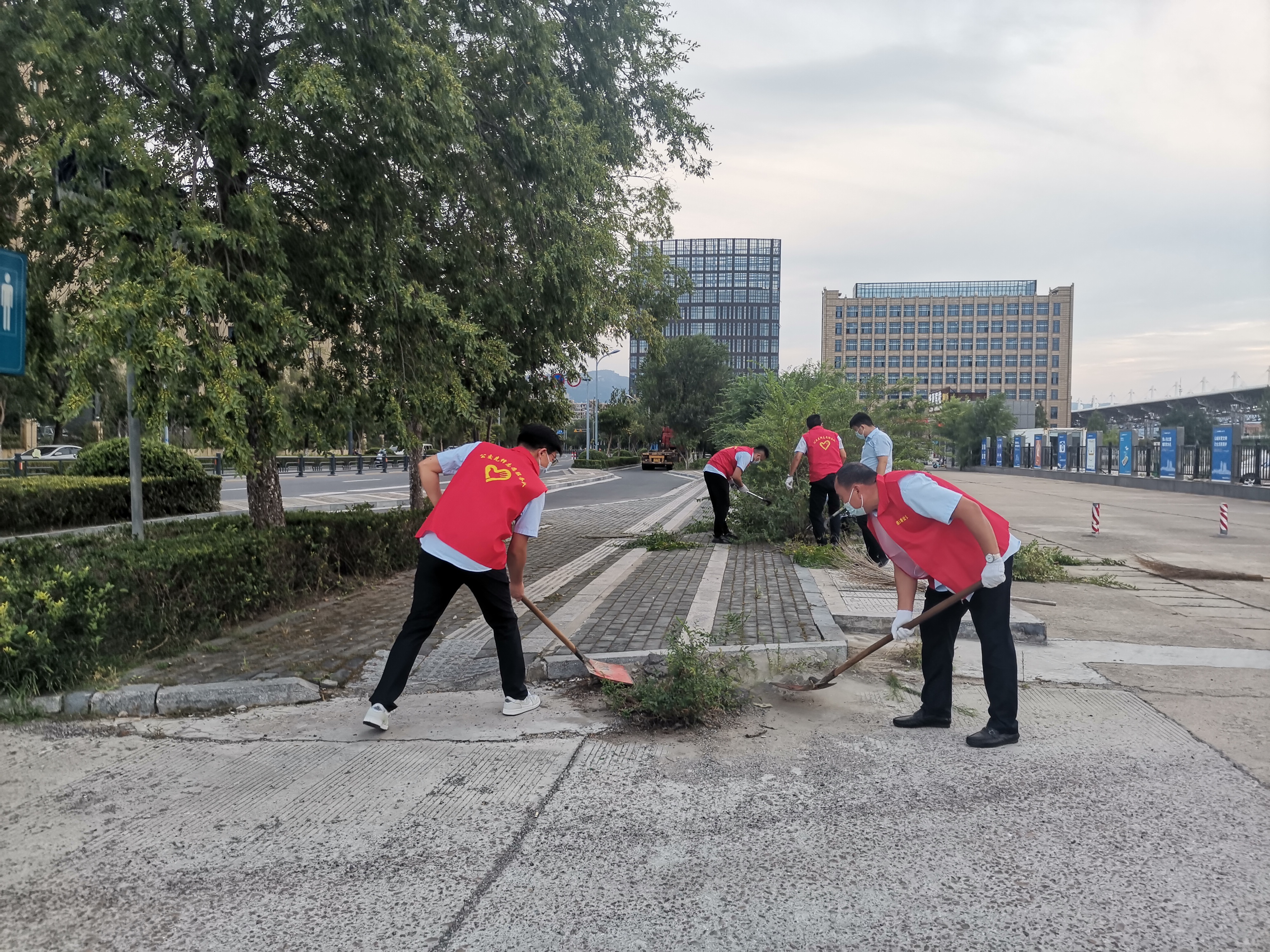 公交集團(tuán)公交事業(yè)二部開展場(chǎng)站環(huán)境衛(wèi)生大整治 為創(chuàng)文助力