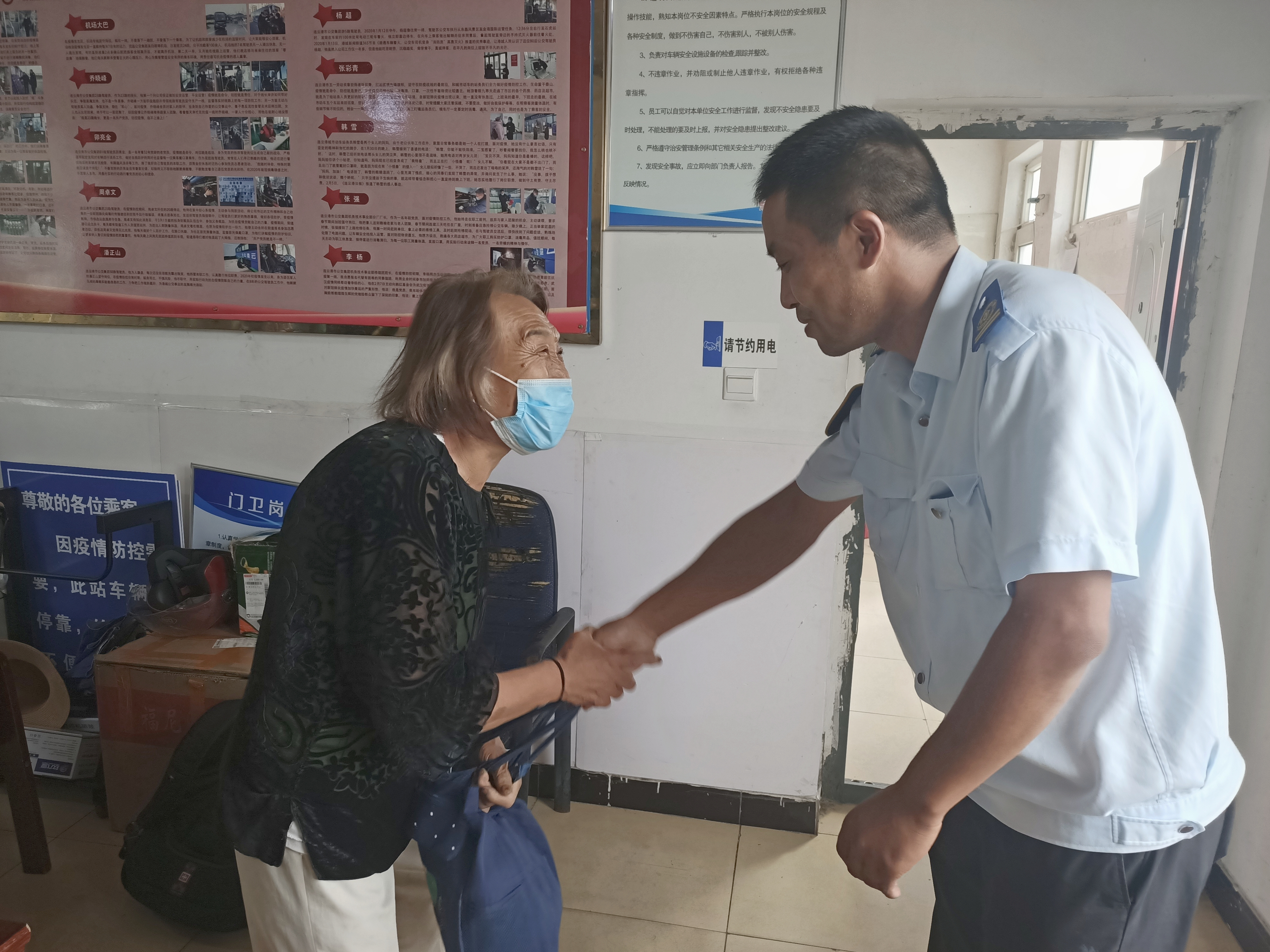 駕駛員拾金不昧、站務(wù)員熱情幫助獲乘客點(diǎn)贊