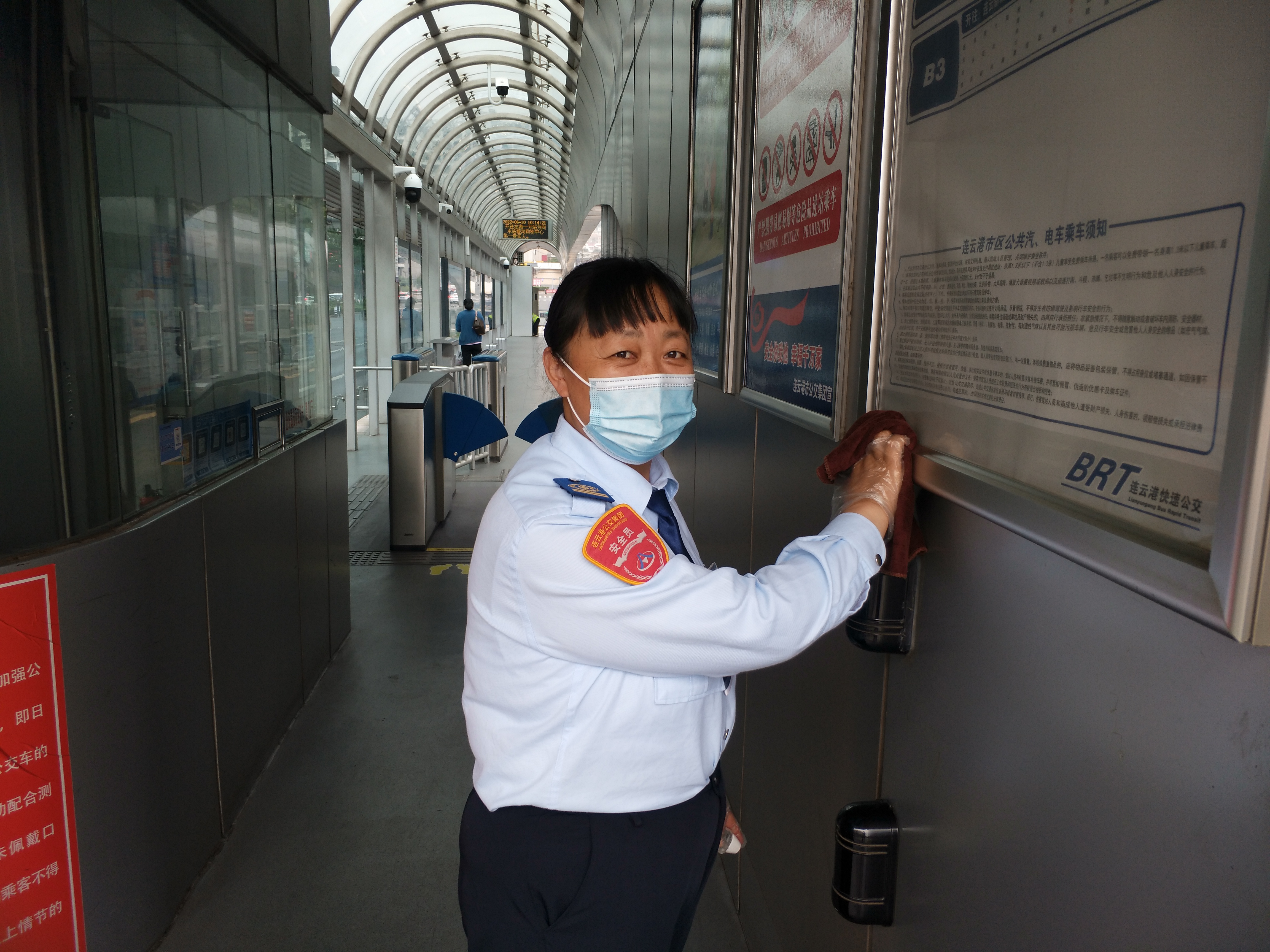 快速公交事業部站務員彭真紅幫助乘客找回丟失手機