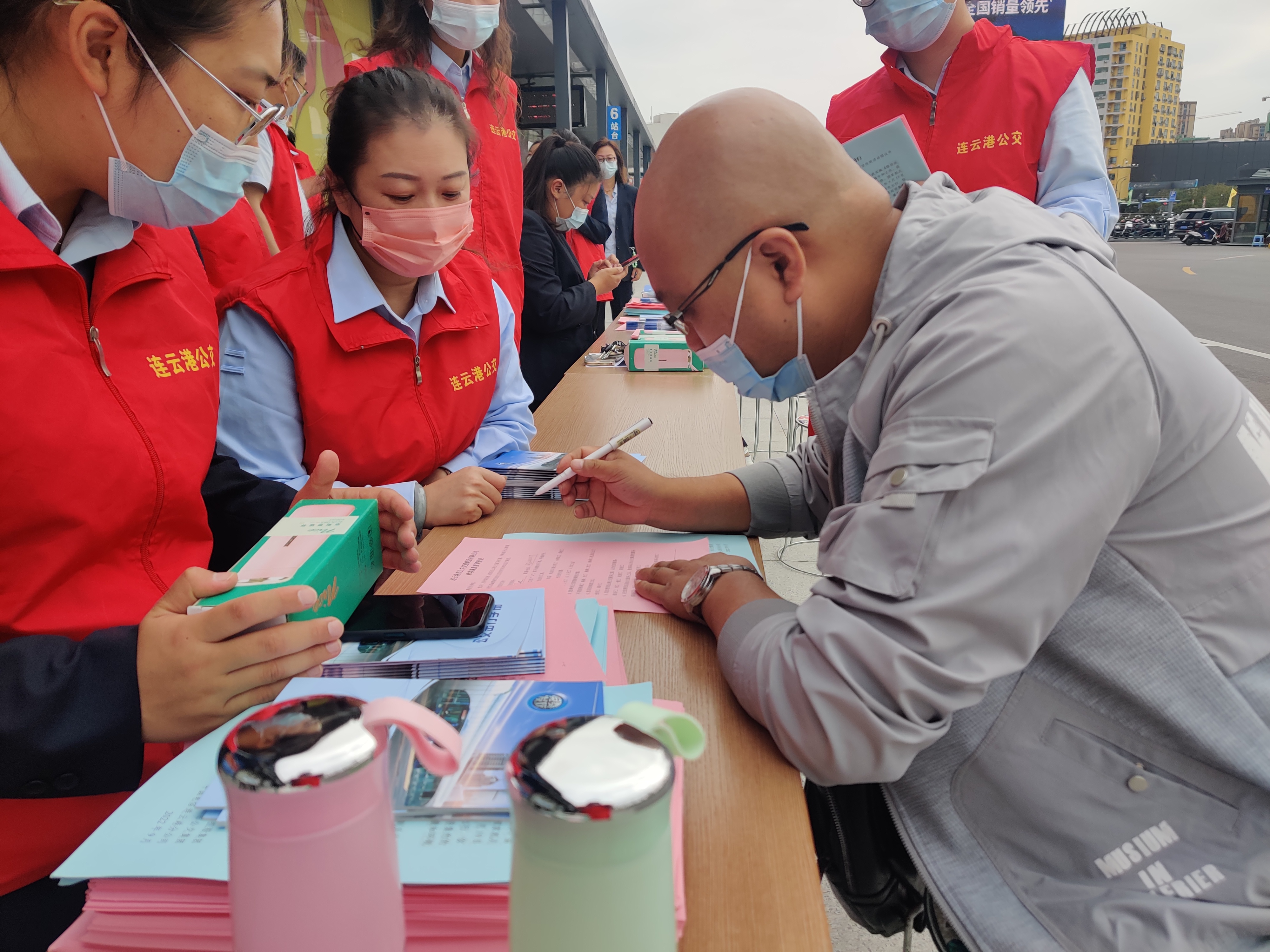 經營發展事業部開展公交出行宣傳周 “綠色出行 你我同行”宣傳活動