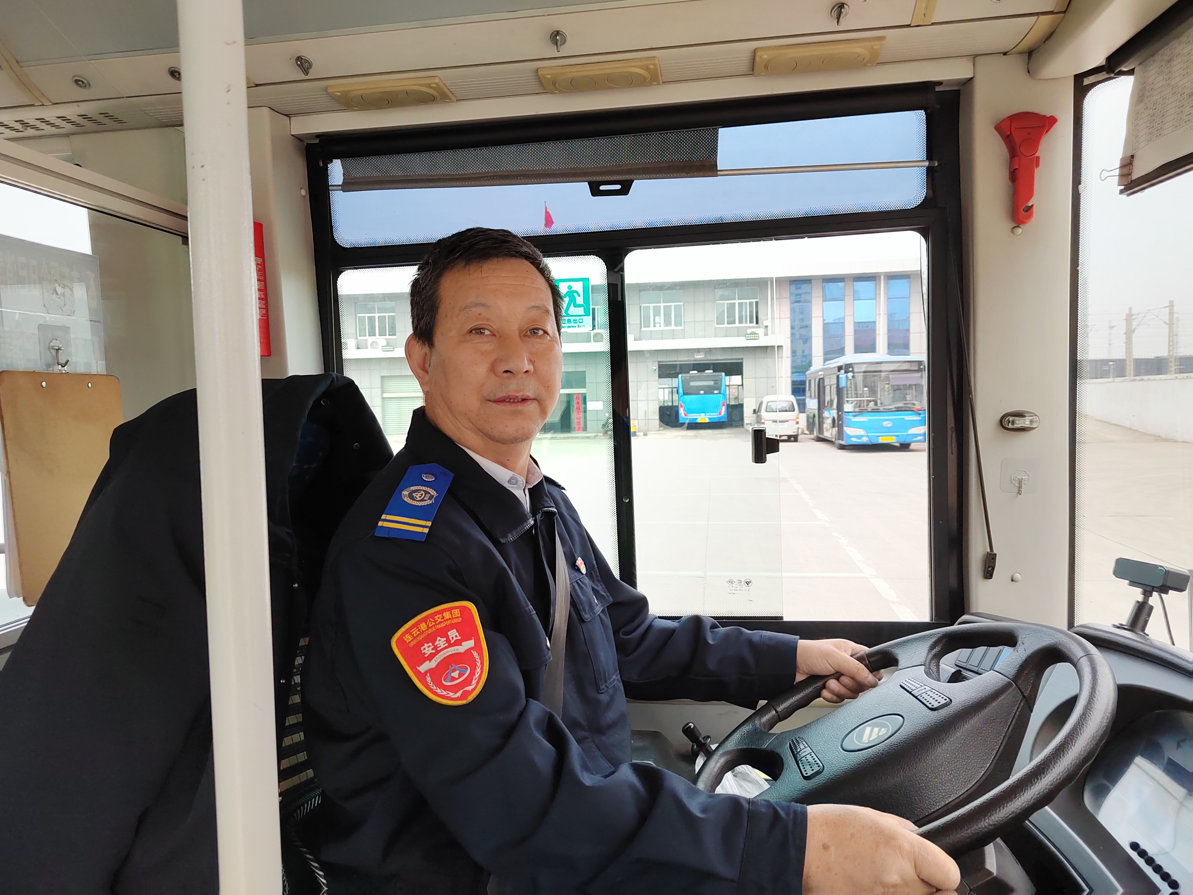 公交集團(tuán)公交事業(yè)二部游3路駕駛員楊汝江及時(shí)歸還乘客丟失的手機(jī)