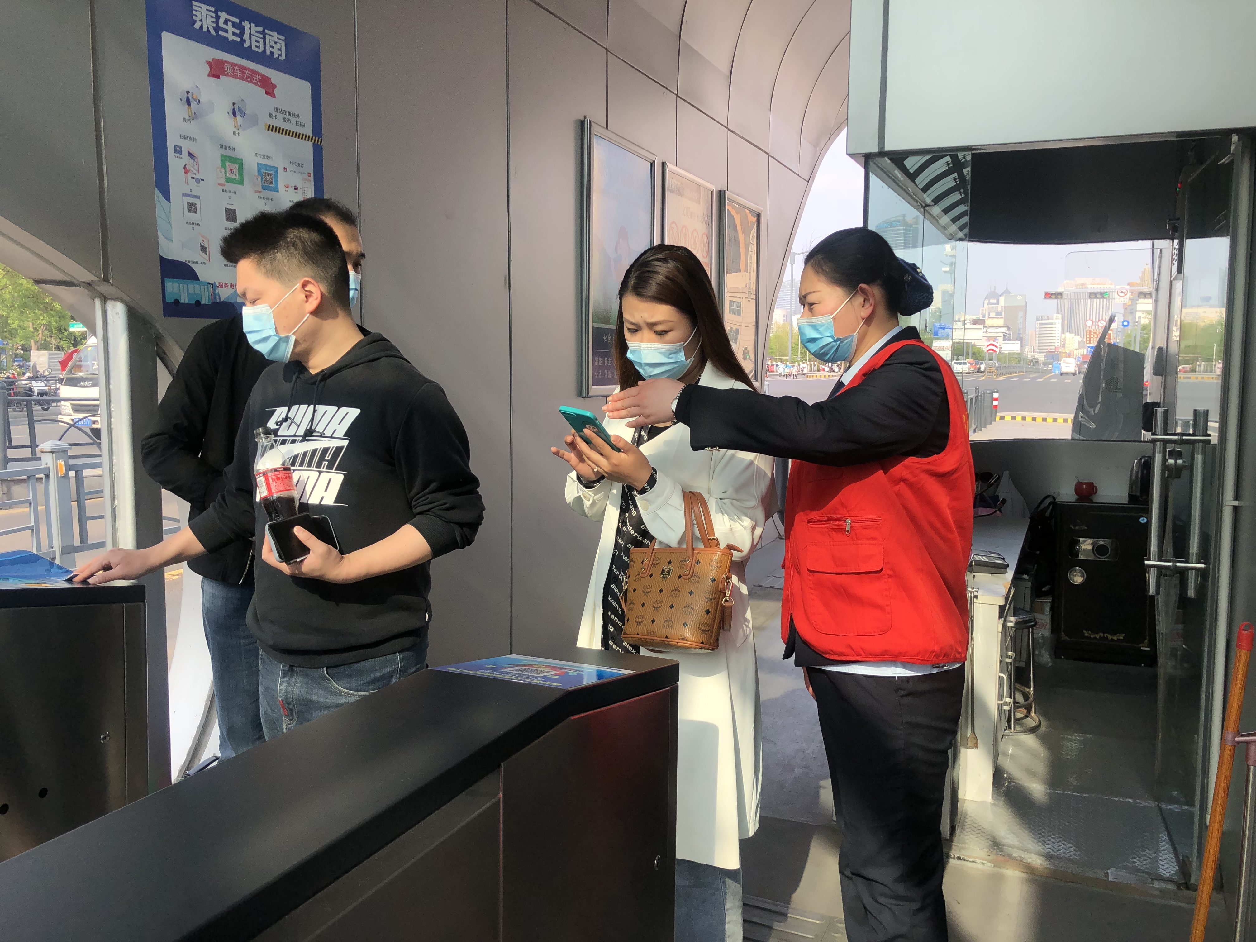 快速公交事業部站務員張議丹、曹興鑫幫助乘客找回丟失校服獲感謝