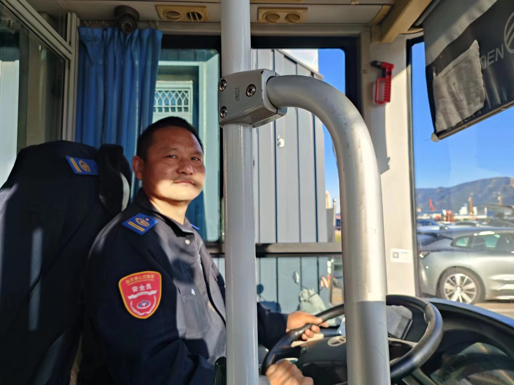 快速公交事業部B1線駕駛員李偉 撿手機獲乘客感謝