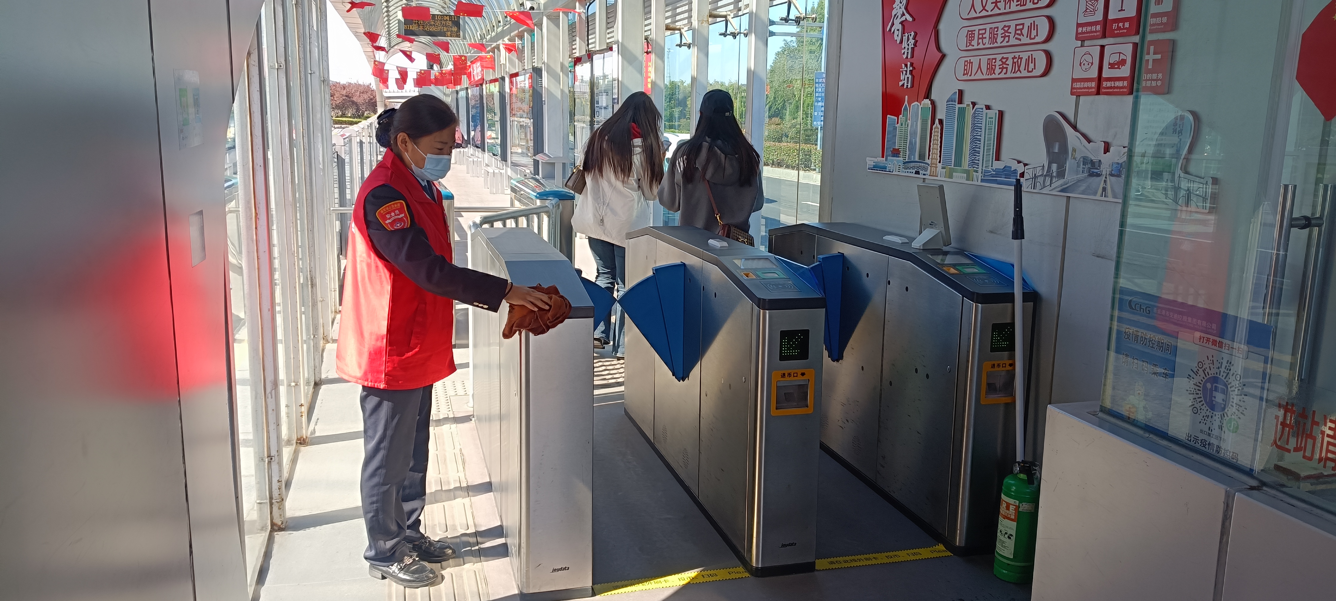 快速公交事業(yè)部站務(wù)員孟金幫助乘客找回背包獲感謝