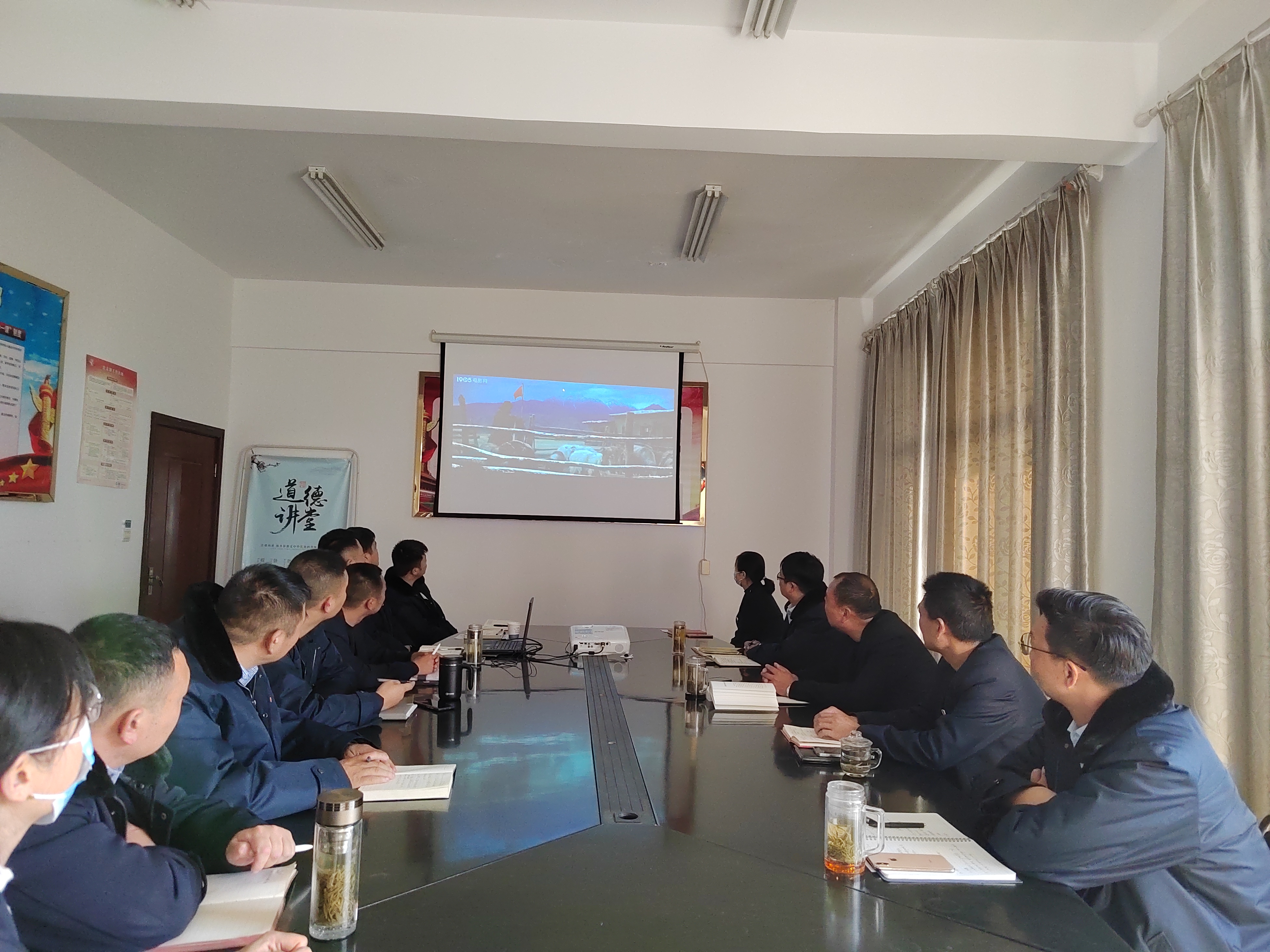 公交集團公交事業(yè)二部組織觀看國防教育影片《守邊人》