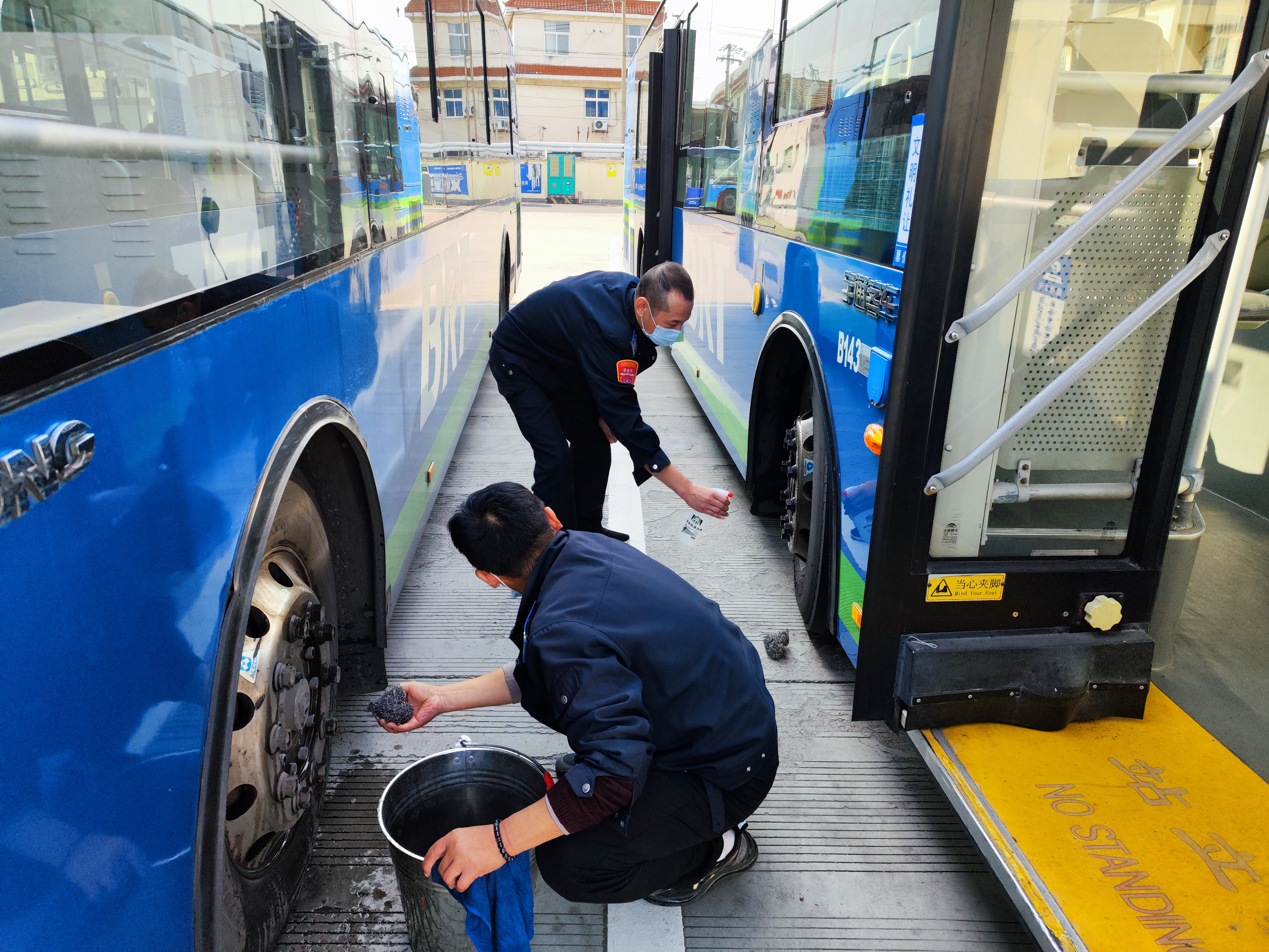 公交集團(tuán)快速公交事業(yè)部開展車輛衛(wèi)生大檢查迎接創(chuàng)文復(fù)檢