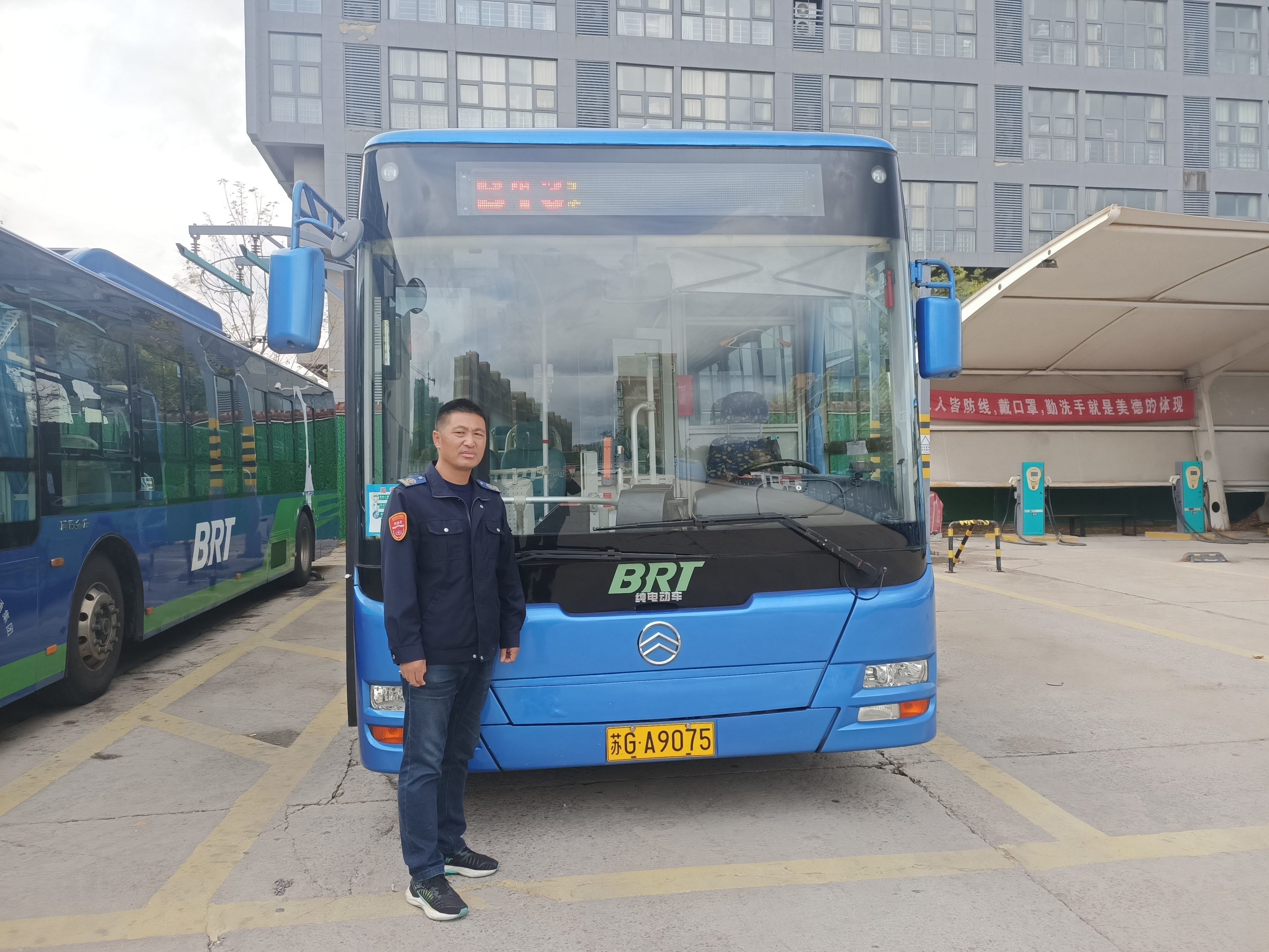 快速公交事業(yè)部B13線駕駛員馬彬彬、龔本軍 撿手機(jī)歸還乘客獲感謝