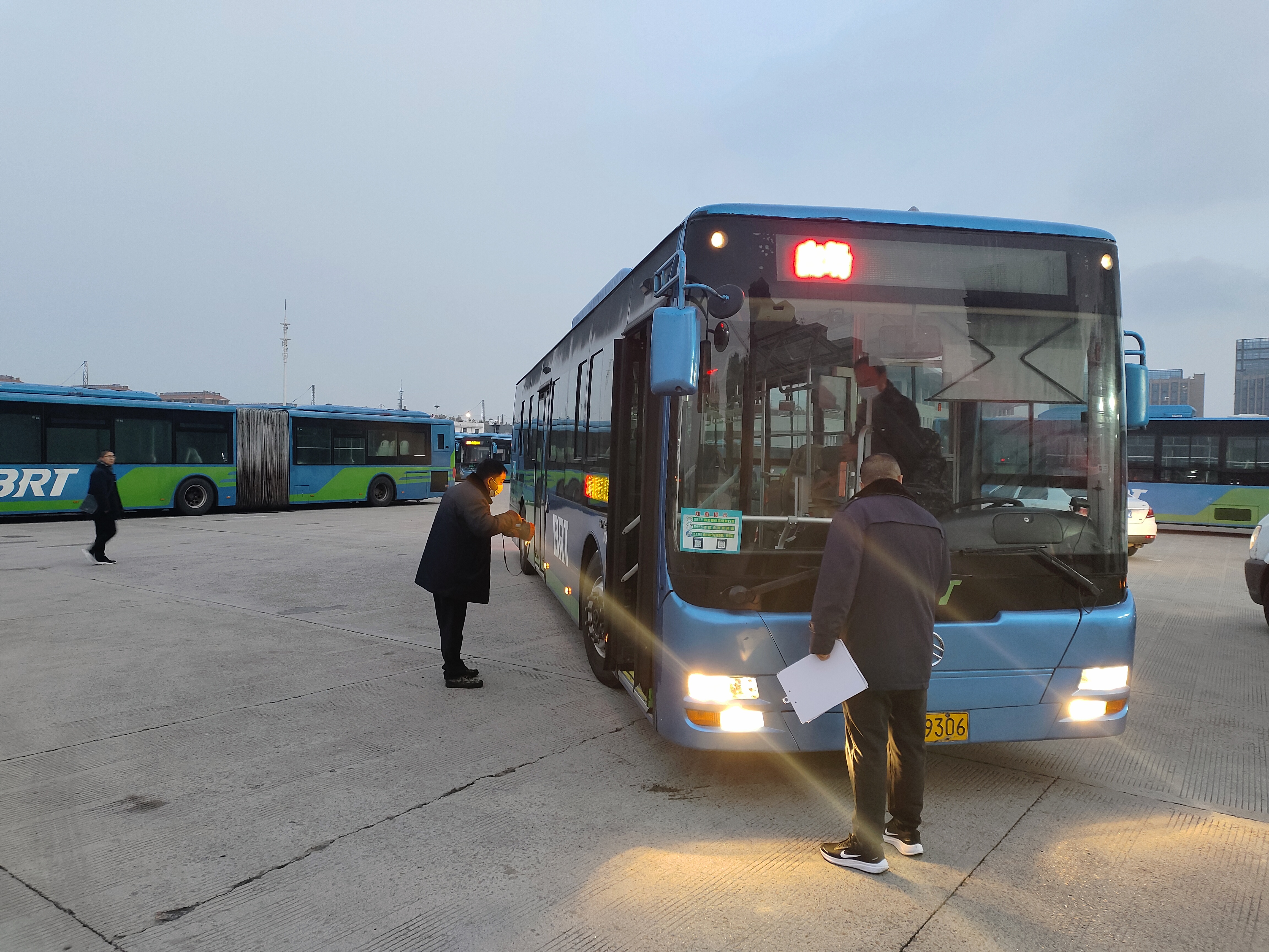 公交集團(tuán)快速公交事業(yè)部開展創(chuàng)文車輛專項(xiàng)排查工作