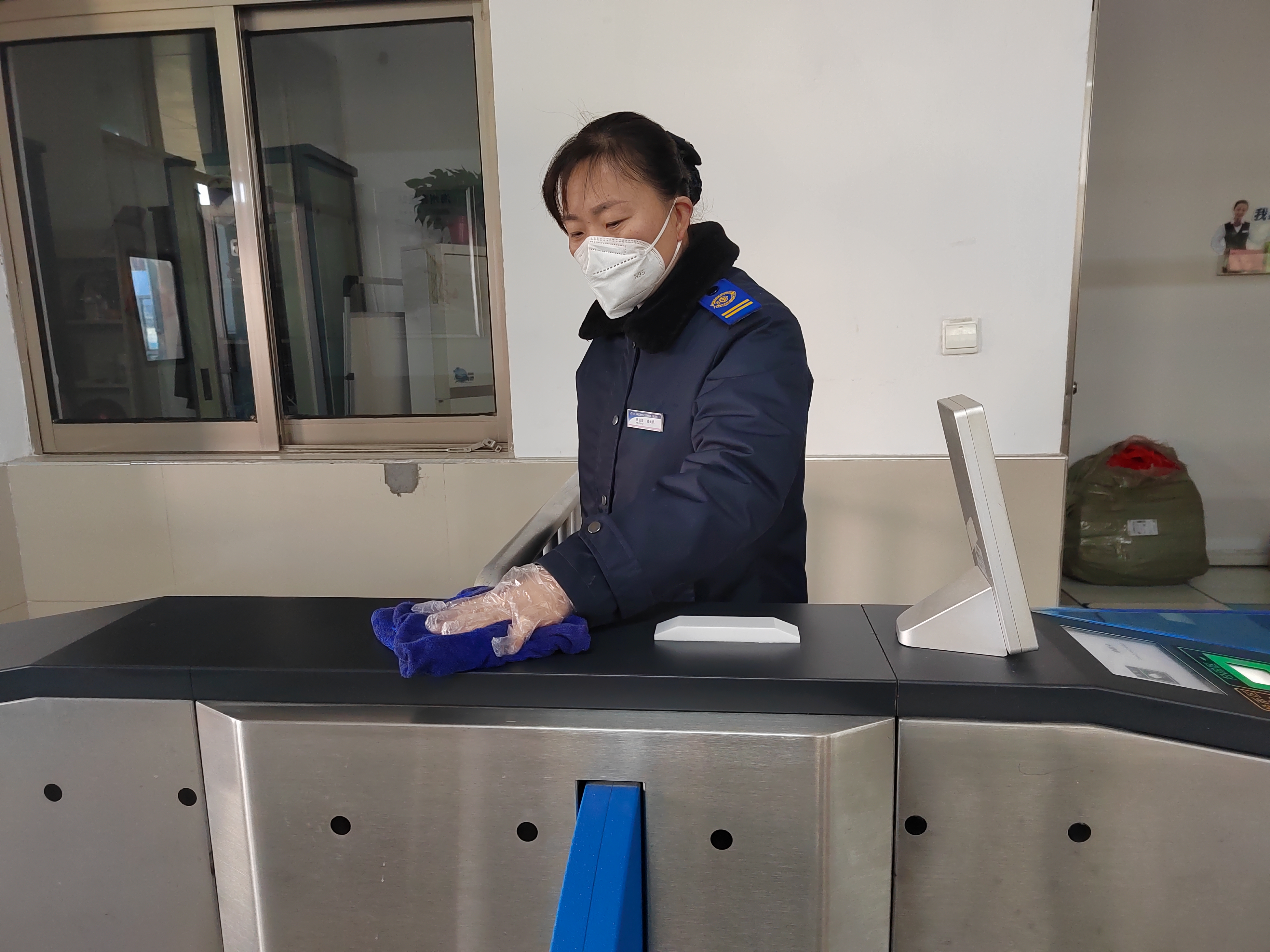 公交集團快速公交事業部站務員李迎榮熱心幫助老人乘車獲感謝