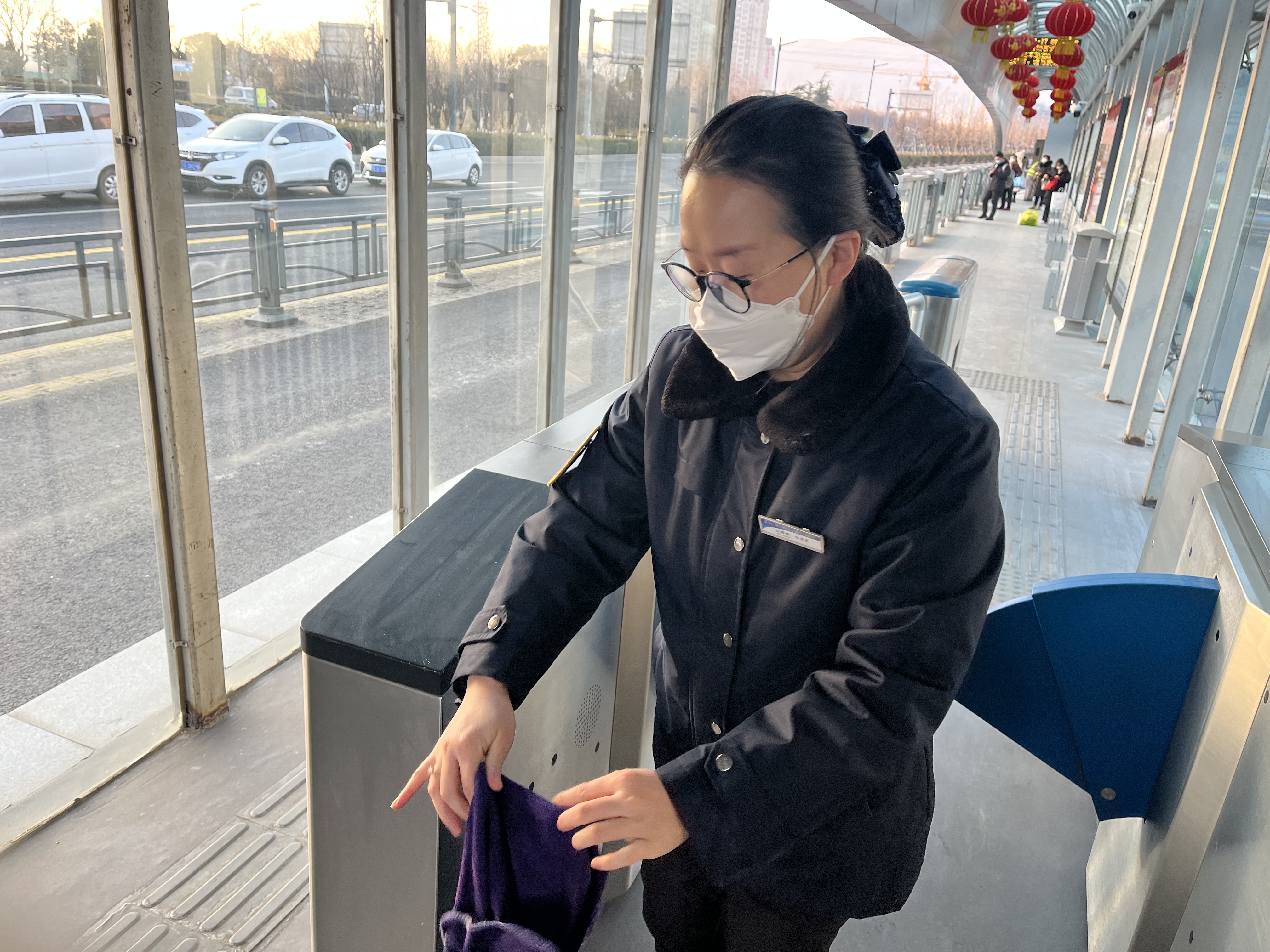 快速公交事業部站務員紀婷婷幫助乘客找到丟失的手機獲感謝