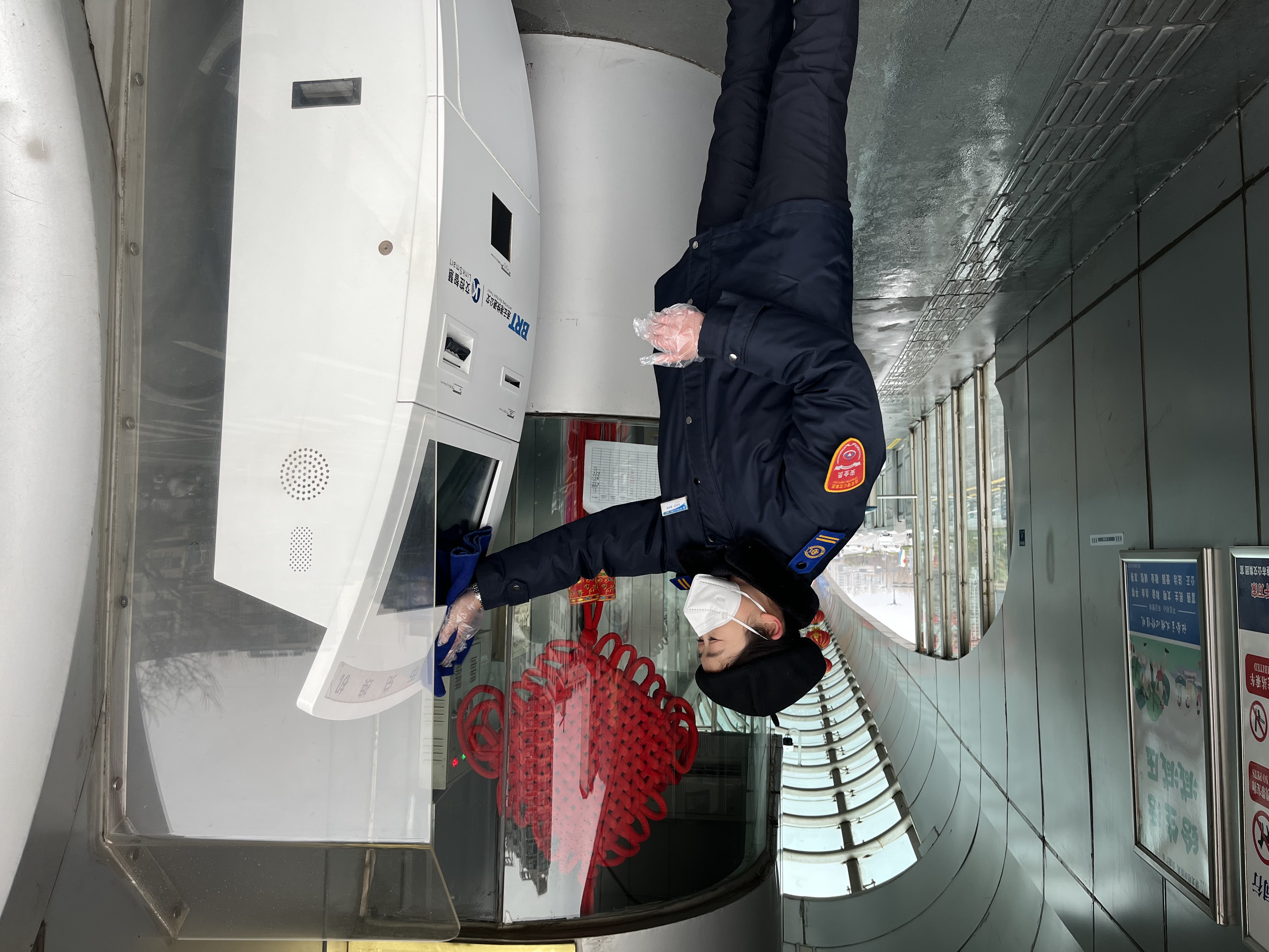 快速公交事業部站務員惠培容熱心服務乘客獲點贊