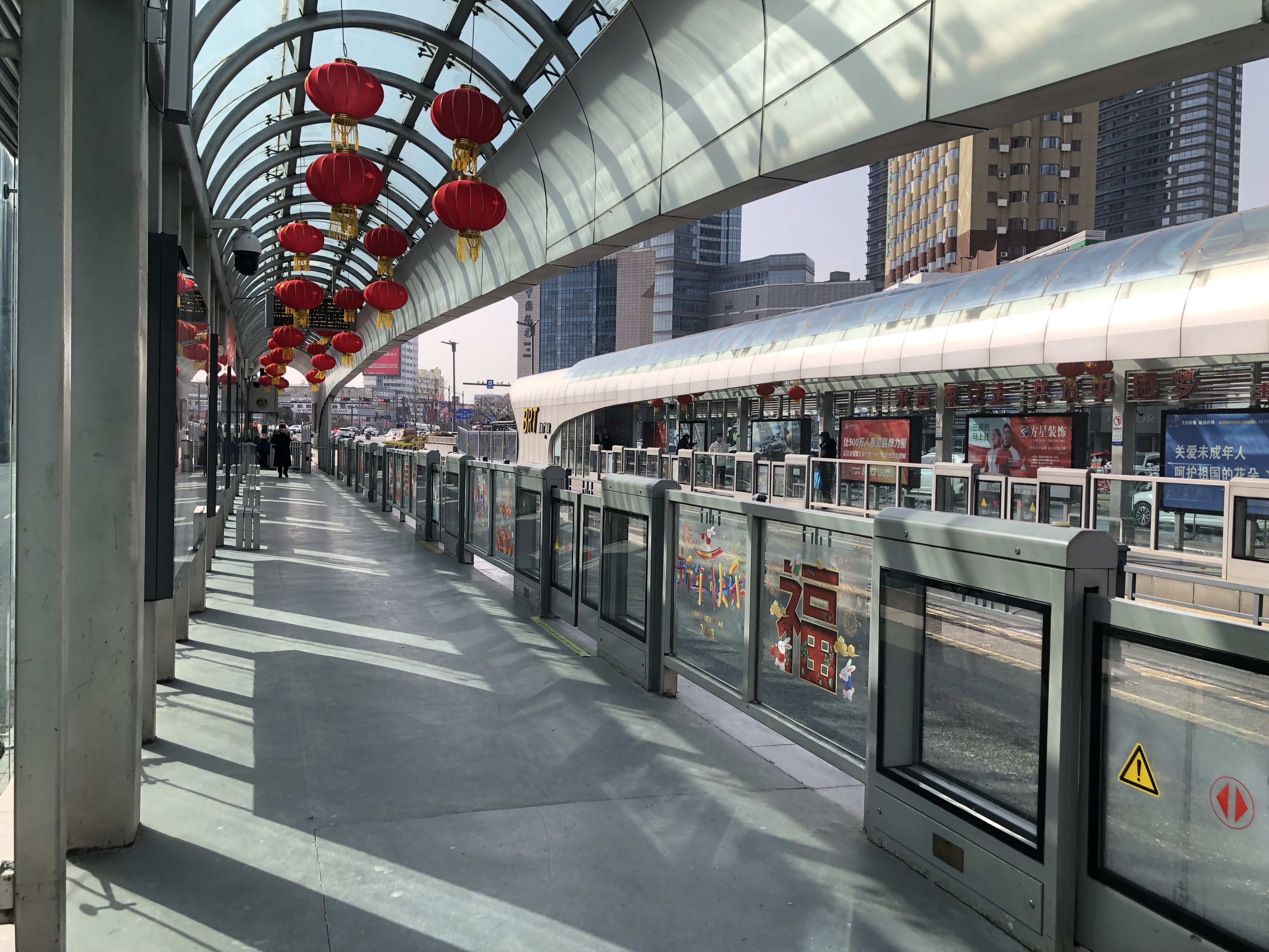 公交集團快速公交事業(yè)部打造新春主題站臺