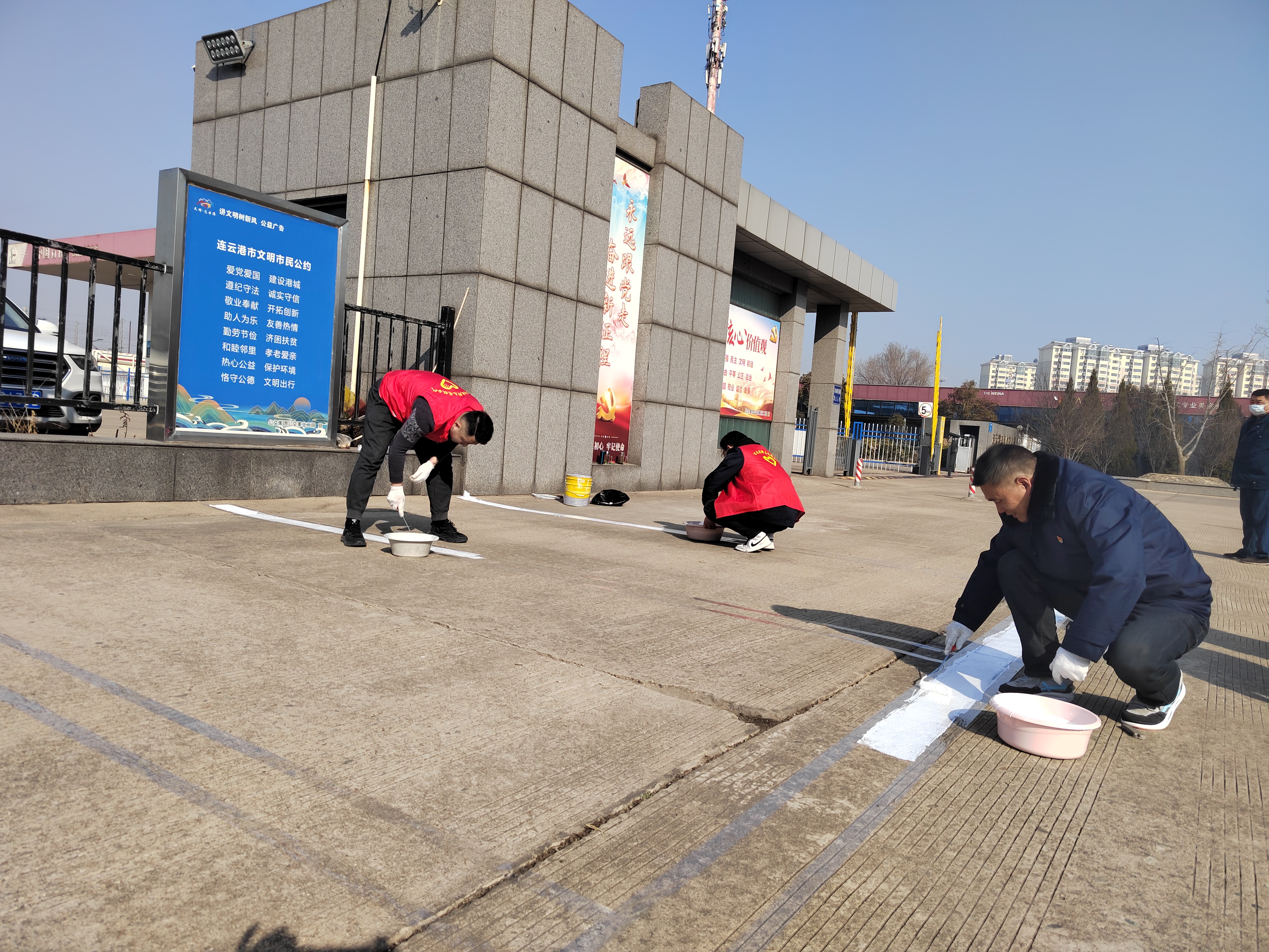 公交集團公交事業二部組織開展場站 停車位劃線志愿服務活動