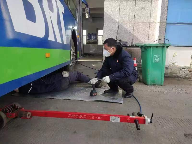 公交集團快速公交事業(yè)部啟動惡劣天氣應(yīng)急預(yù)案