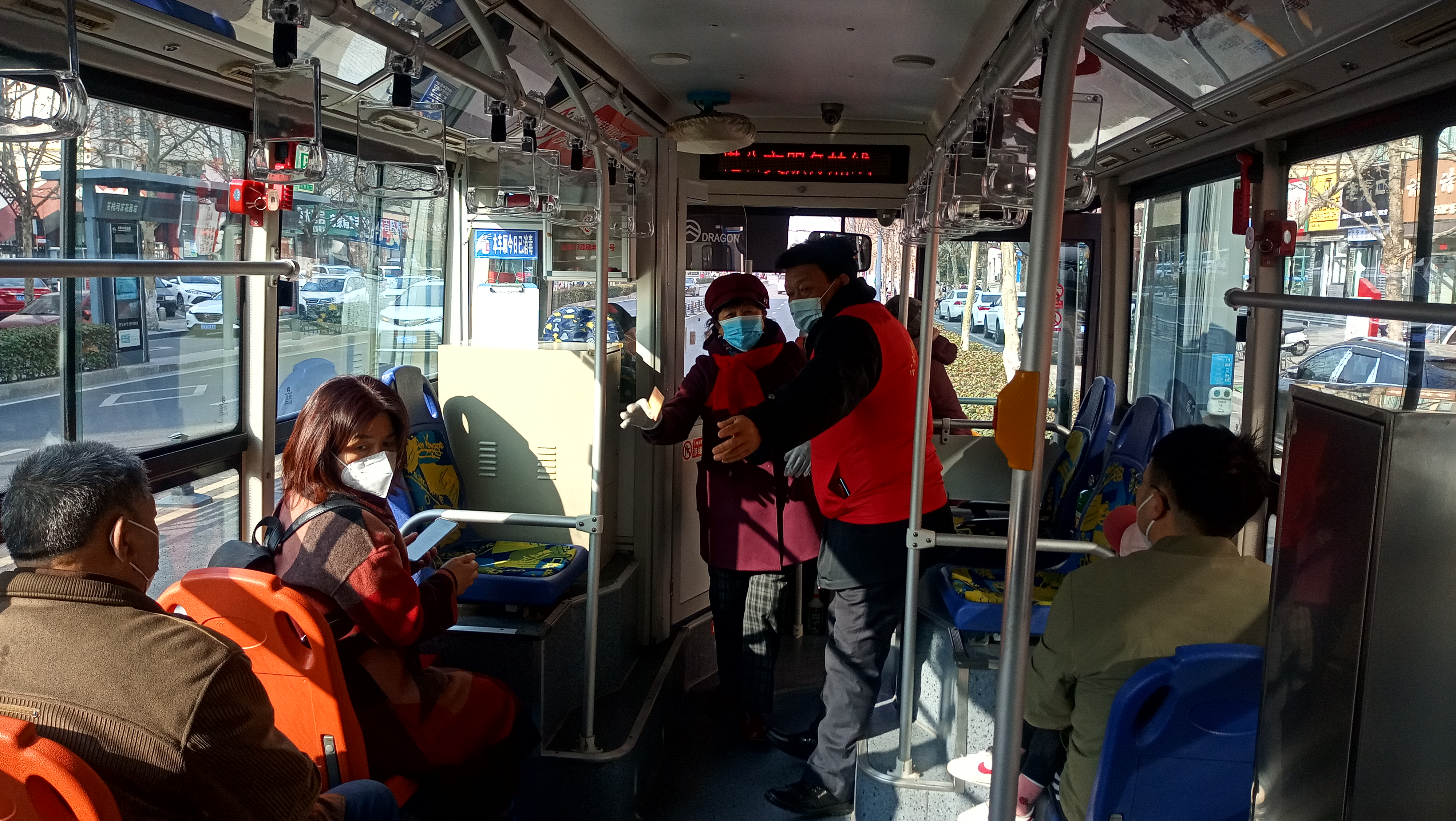 公交集團公交事業一部開展“與雷鋒車同行?文明實踐暖新春”志愿服務活動