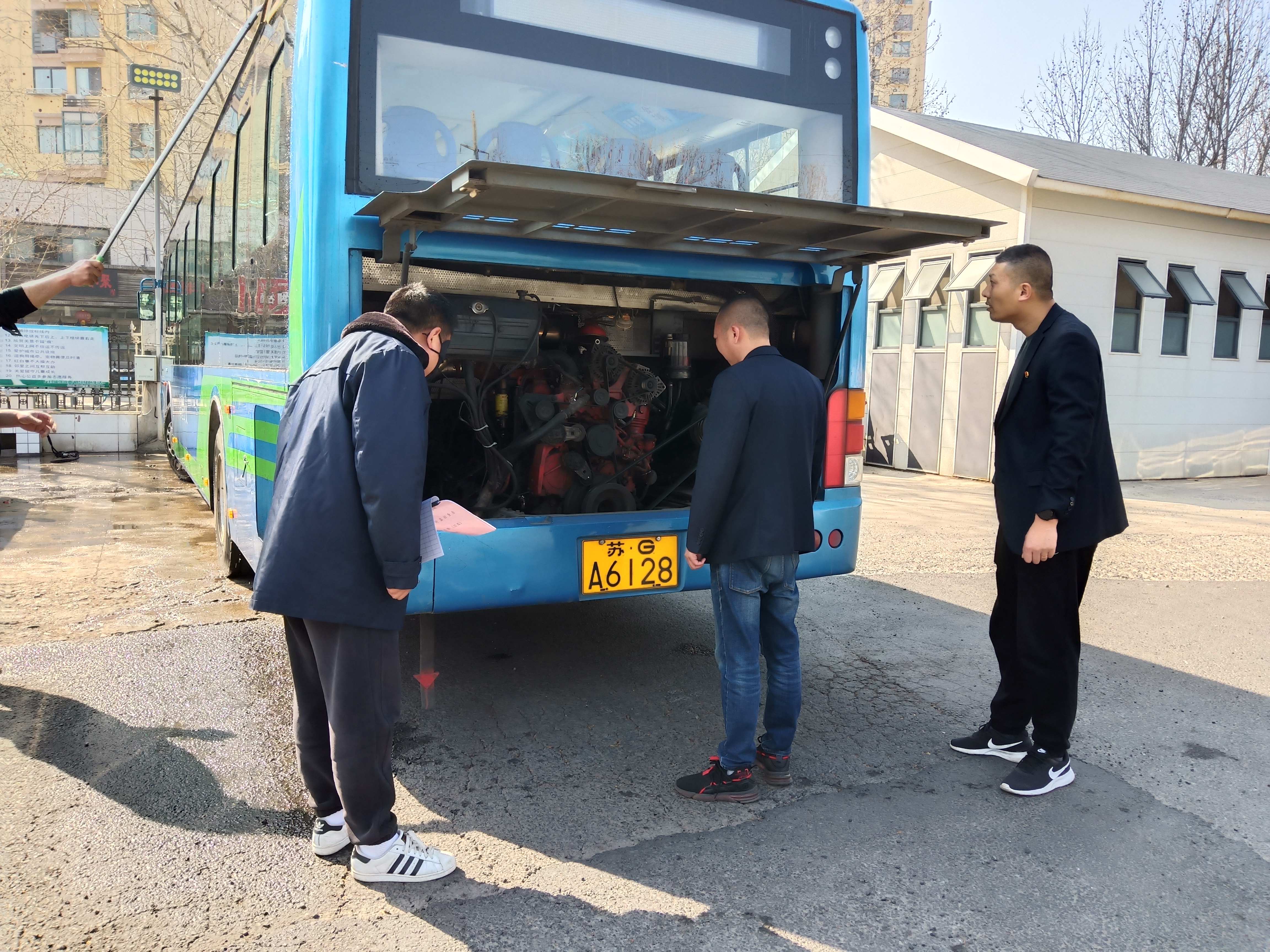 公交集團(tuán)公交事業(yè)二部開(kāi)展“兩會(huì)”及“風(fēng)險(xiǎn)管控隱患排查月”安全專(zhuān)項(xiàng)檢查