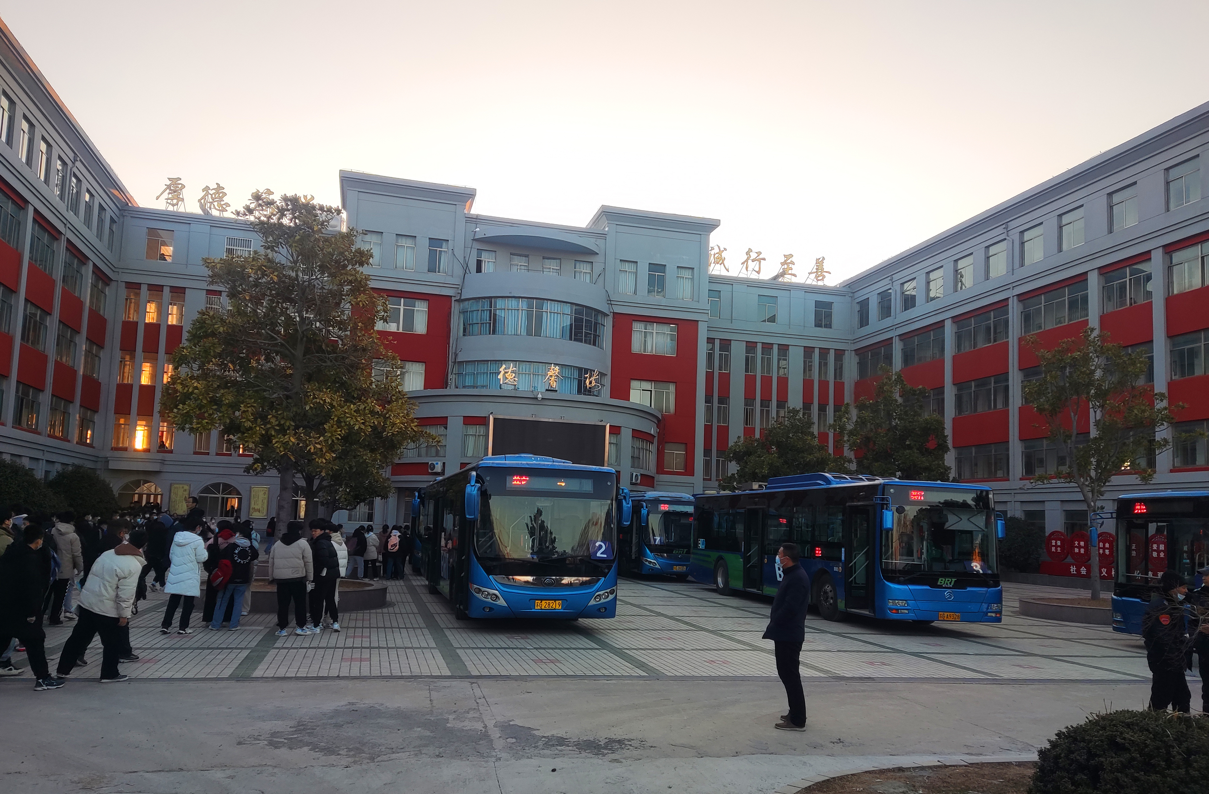 公交集團快速公交事業(yè)部圓滿完成錦屏高中定制公交任務(wù)