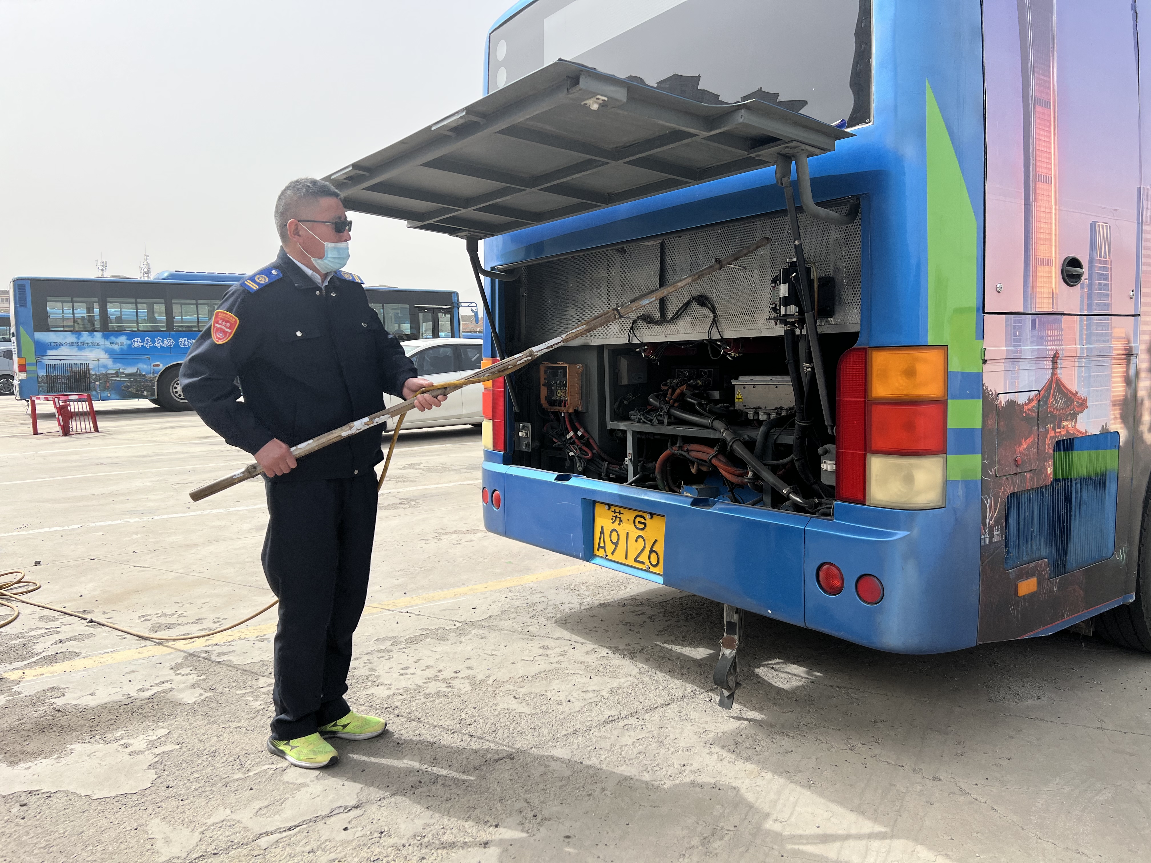 公交集團公交事業(yè)一部組織開展車輛柳絮清理工作