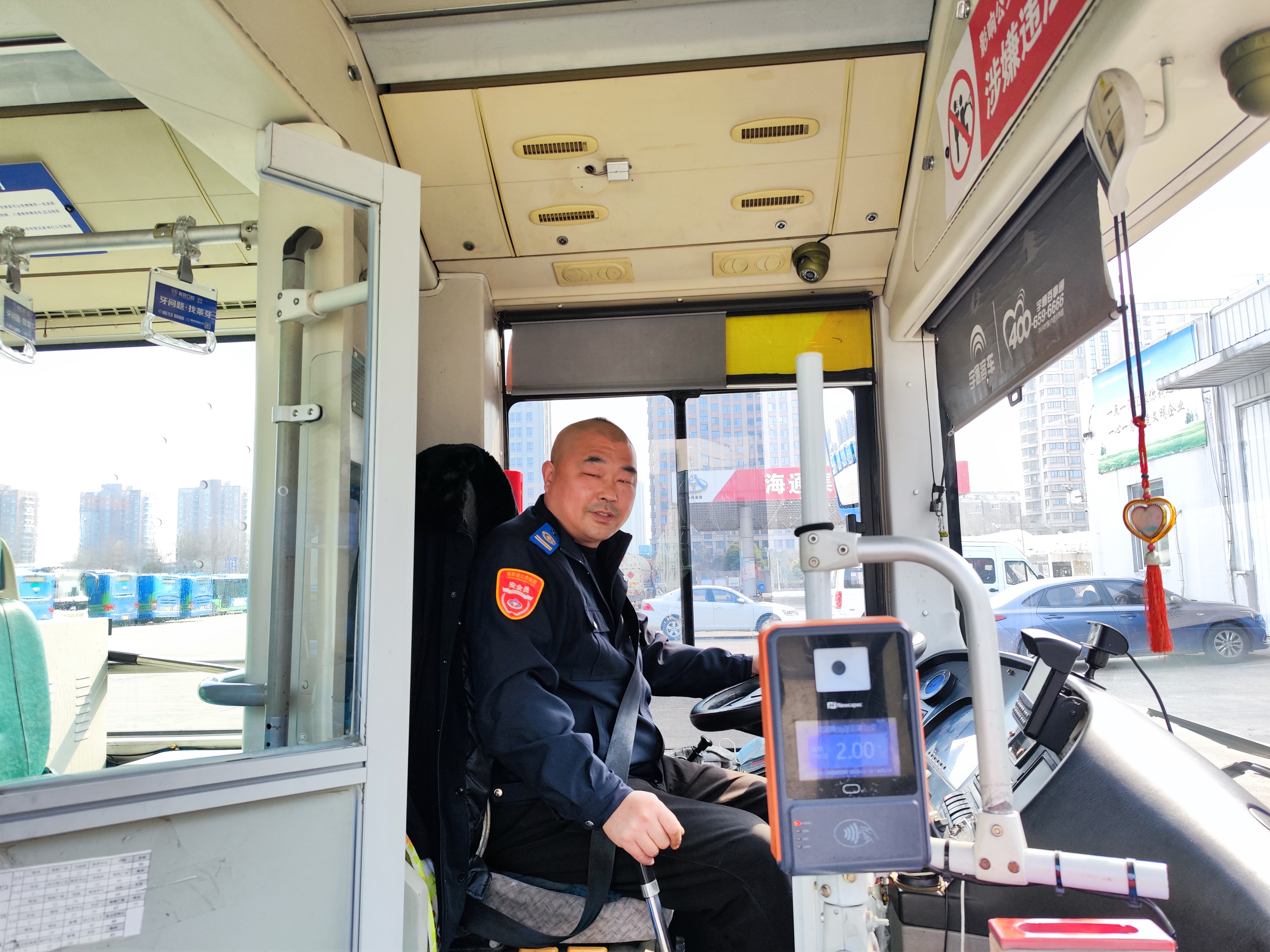 快速公交事業部B12線駕駛員 姚偉奮勇救火，彰顯社會正能量