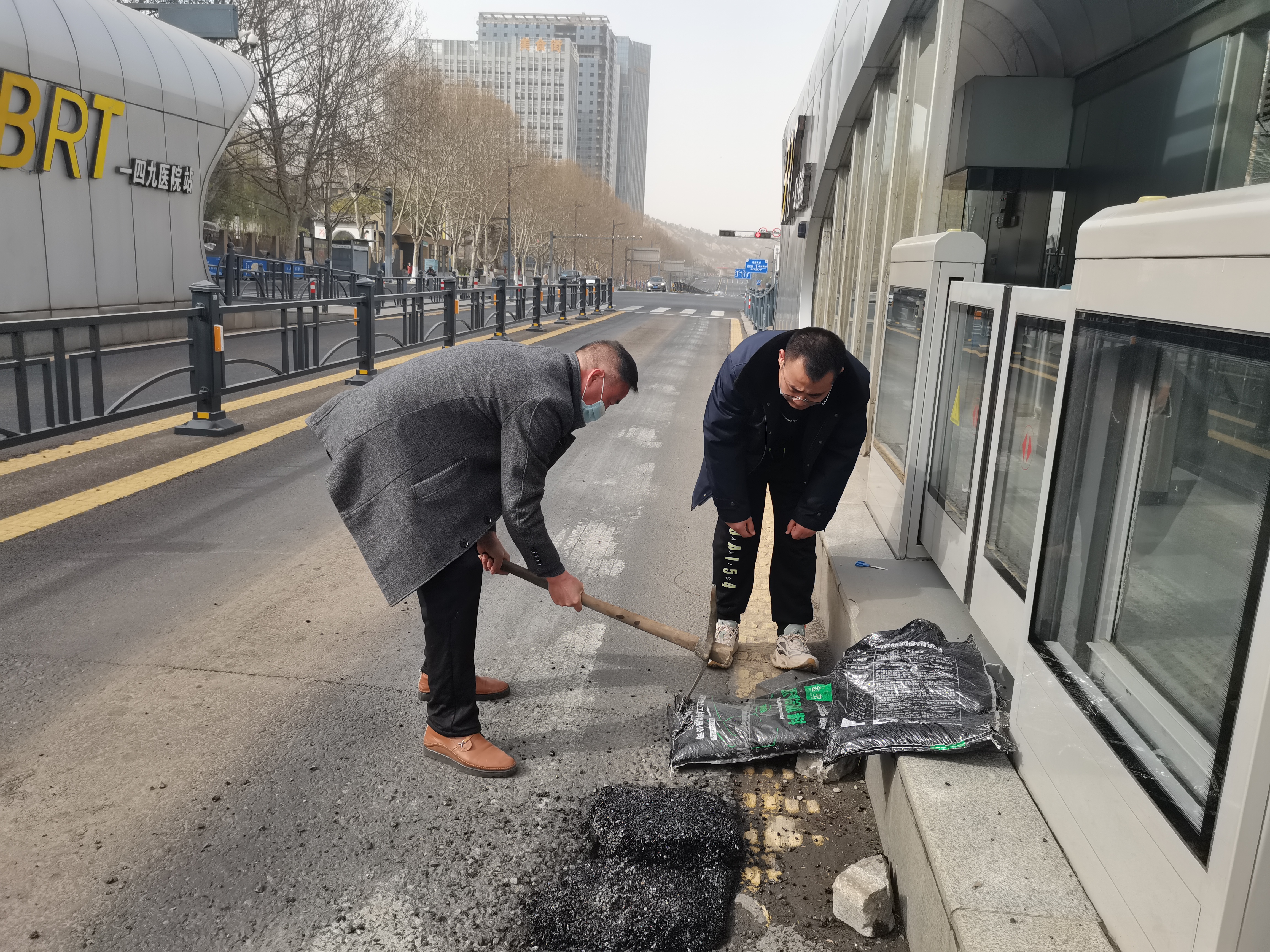 快速公交事業(yè)部駕駛員修補(bǔ)專(zhuān)用道路面