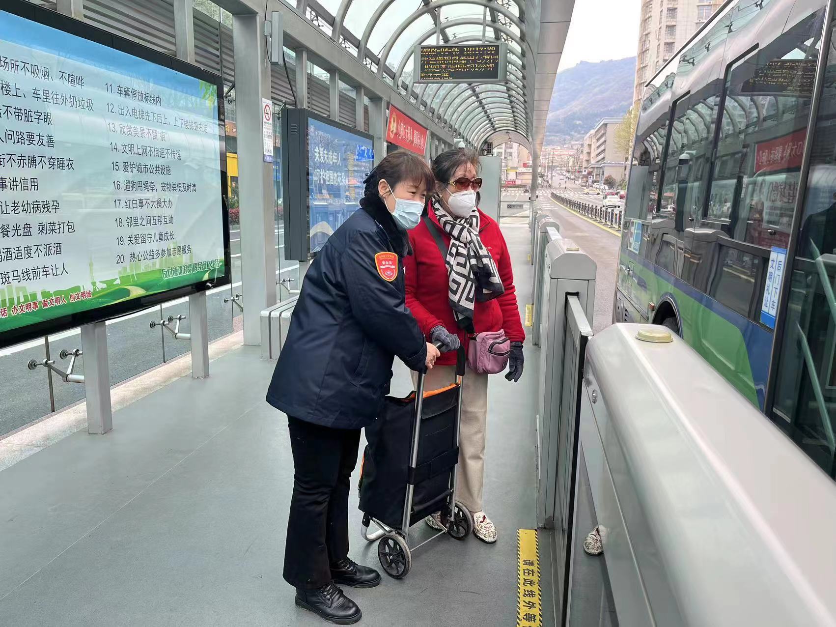 快速公交事業(yè)部站務員幫助老人獲感謝