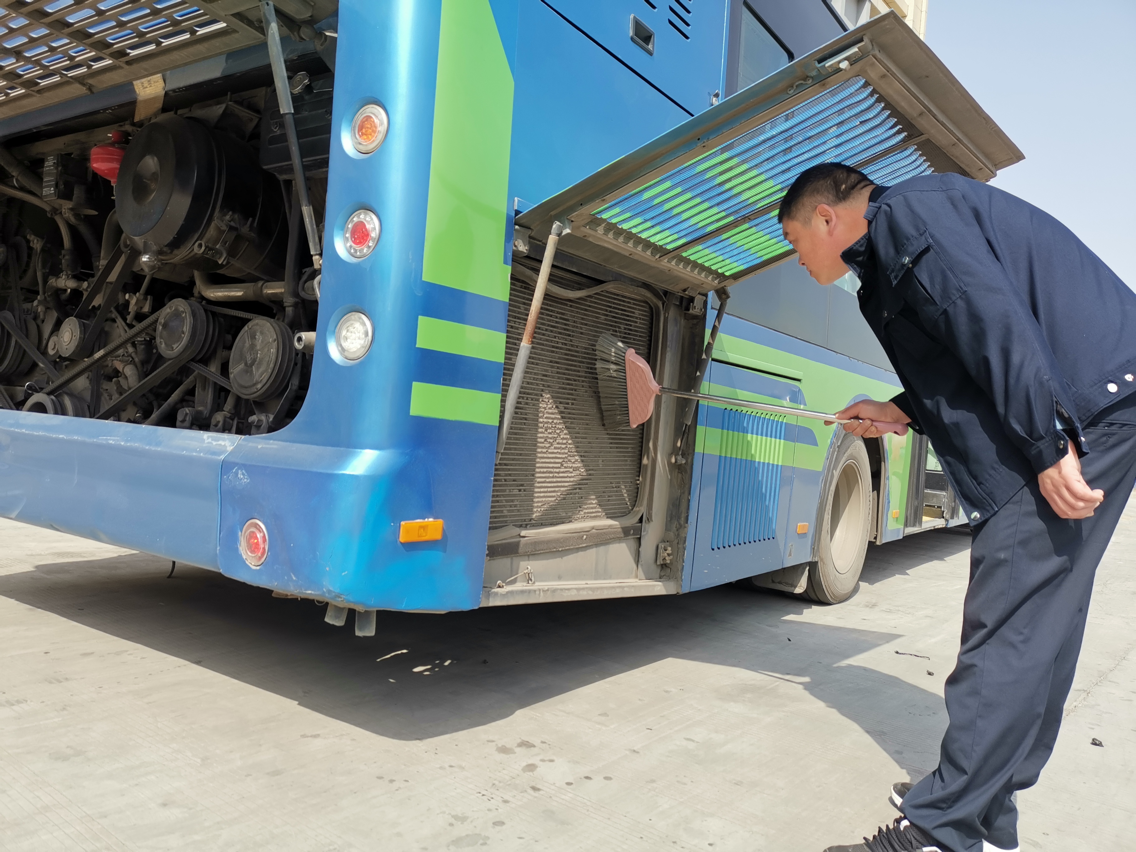 經(jīng)營發(fā)展事業(yè)部積極做好應對柳絮清潔工作