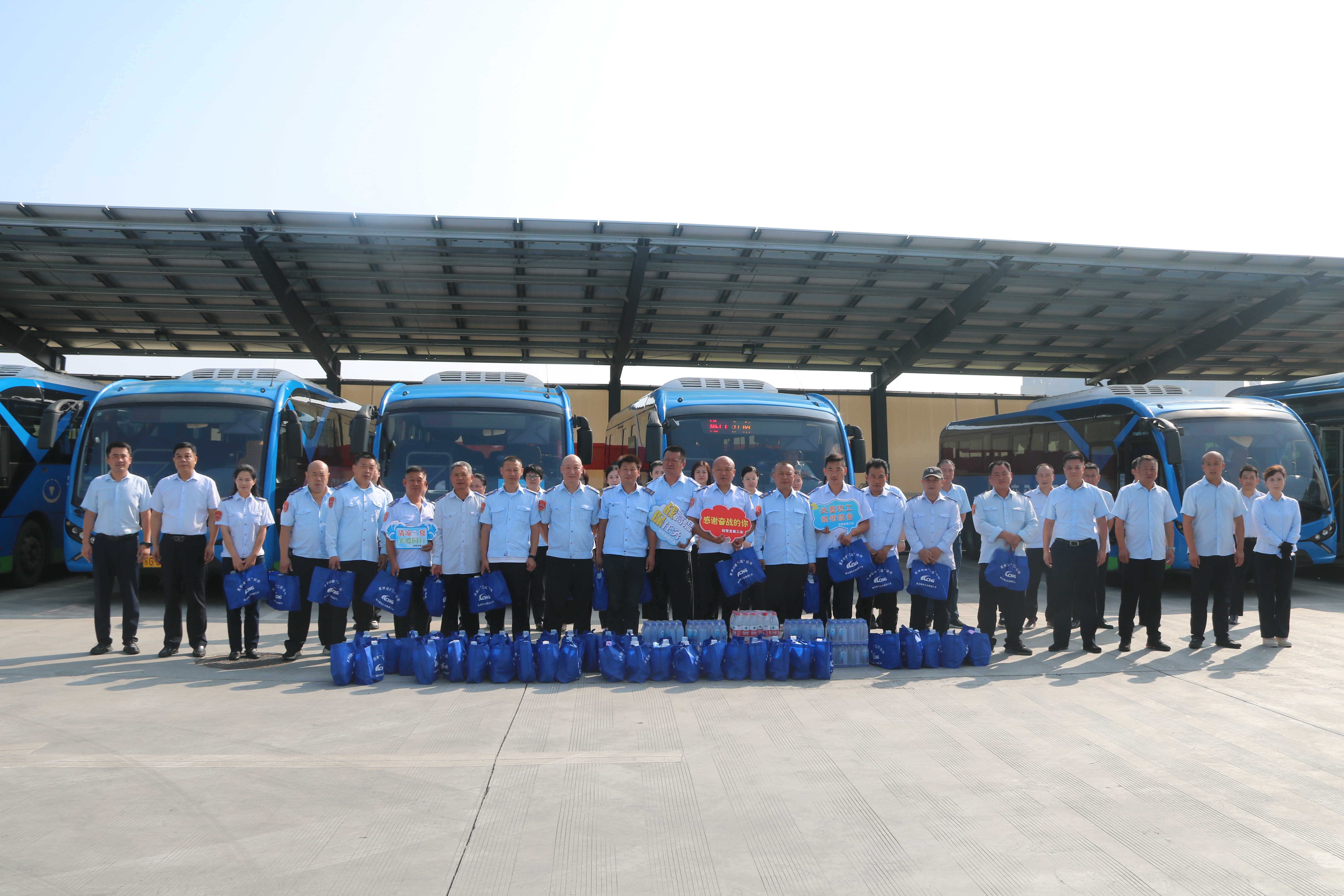 公交集團開展送清涼慰問活動