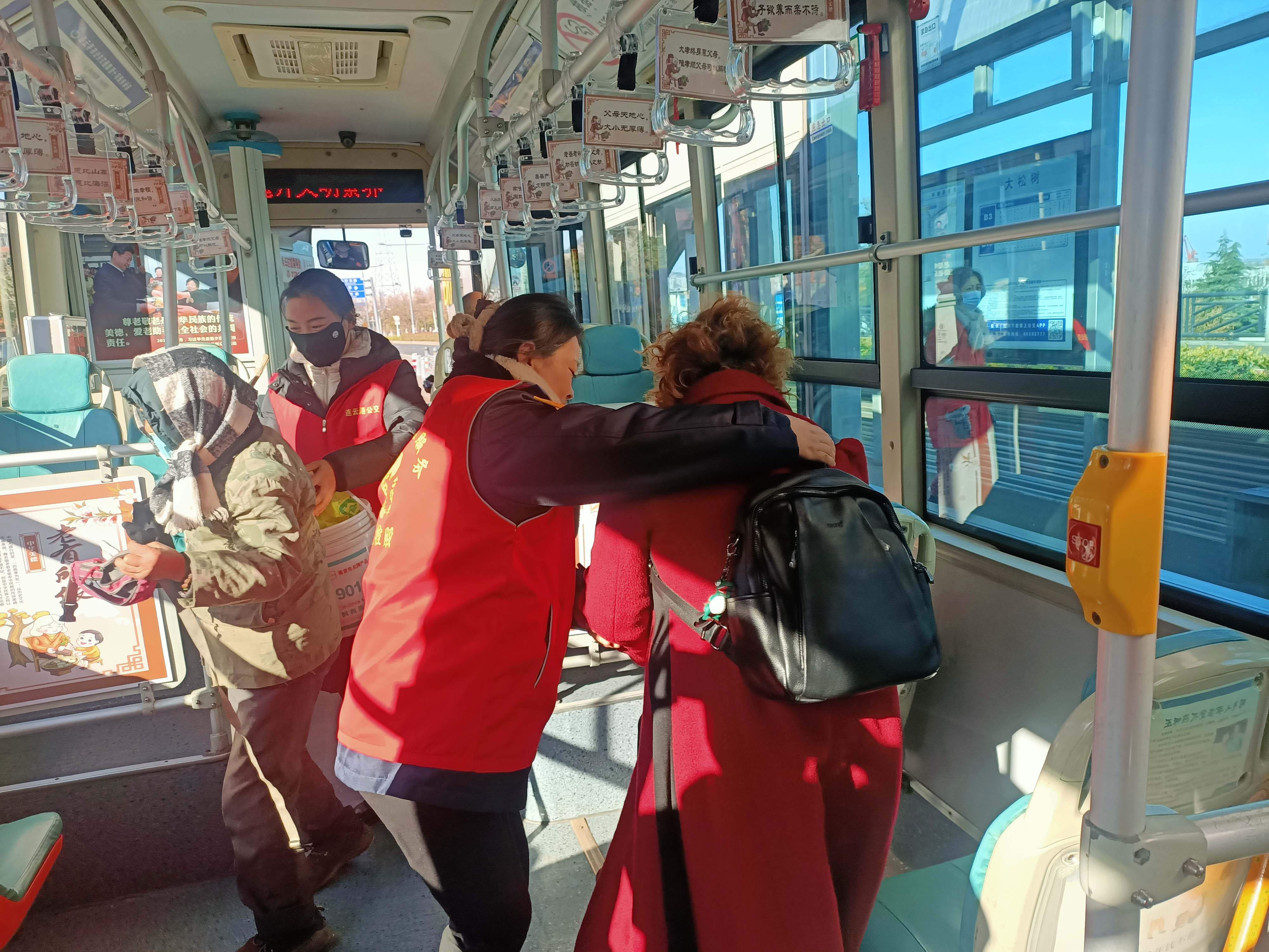 公交集團快速公交事業部B3敬老文明線開展“寒冬送溫暖 傳遞公交情”志愿服務活動