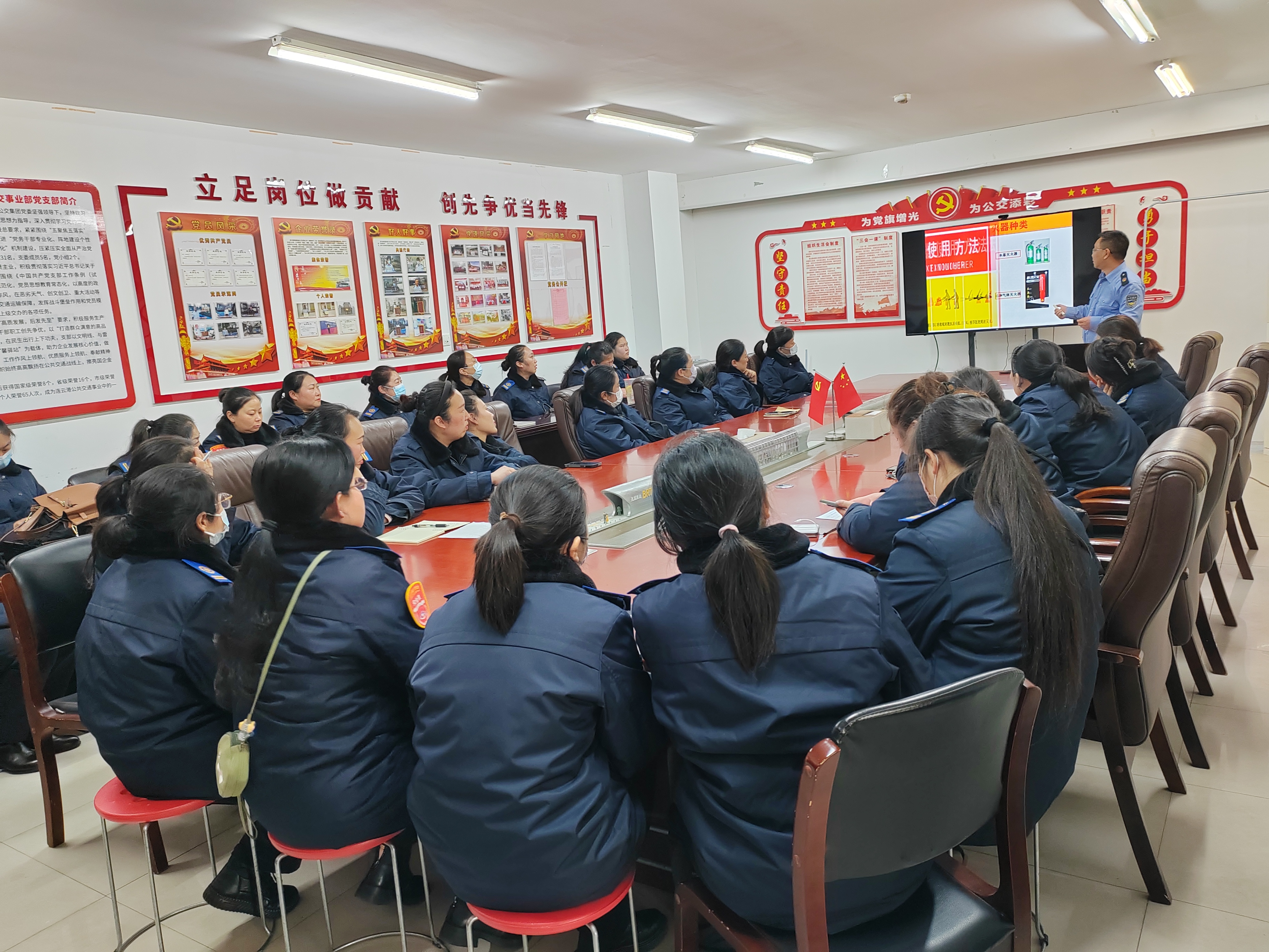 公交集團(tuán)組織站務(wù)員開展“預(yù)防為主，生命至上”消防知識(shí)培訓(xùn)