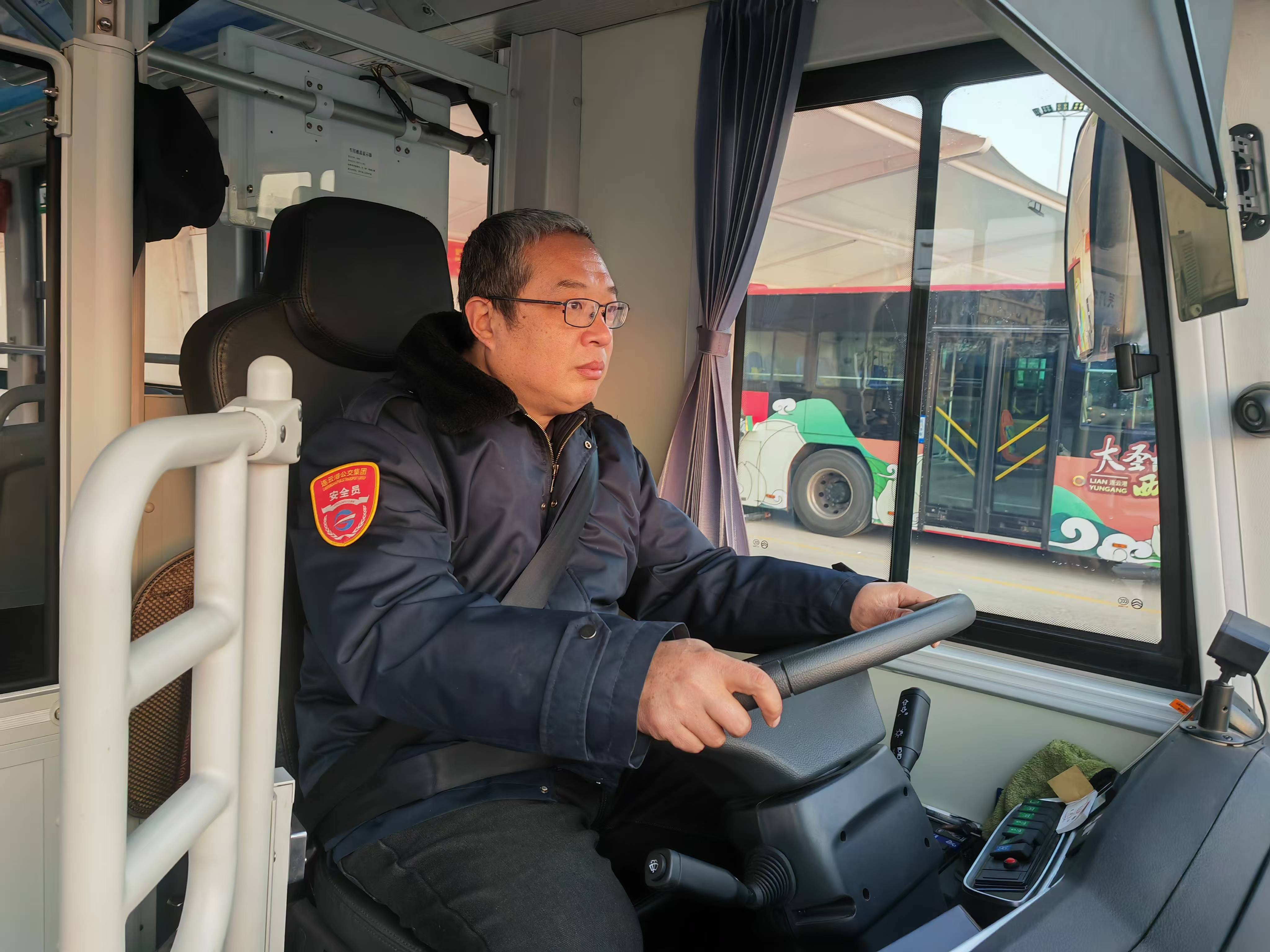 【公交正能量】19路駕駛員紀曙林拾金不昧被12345熱線表揚