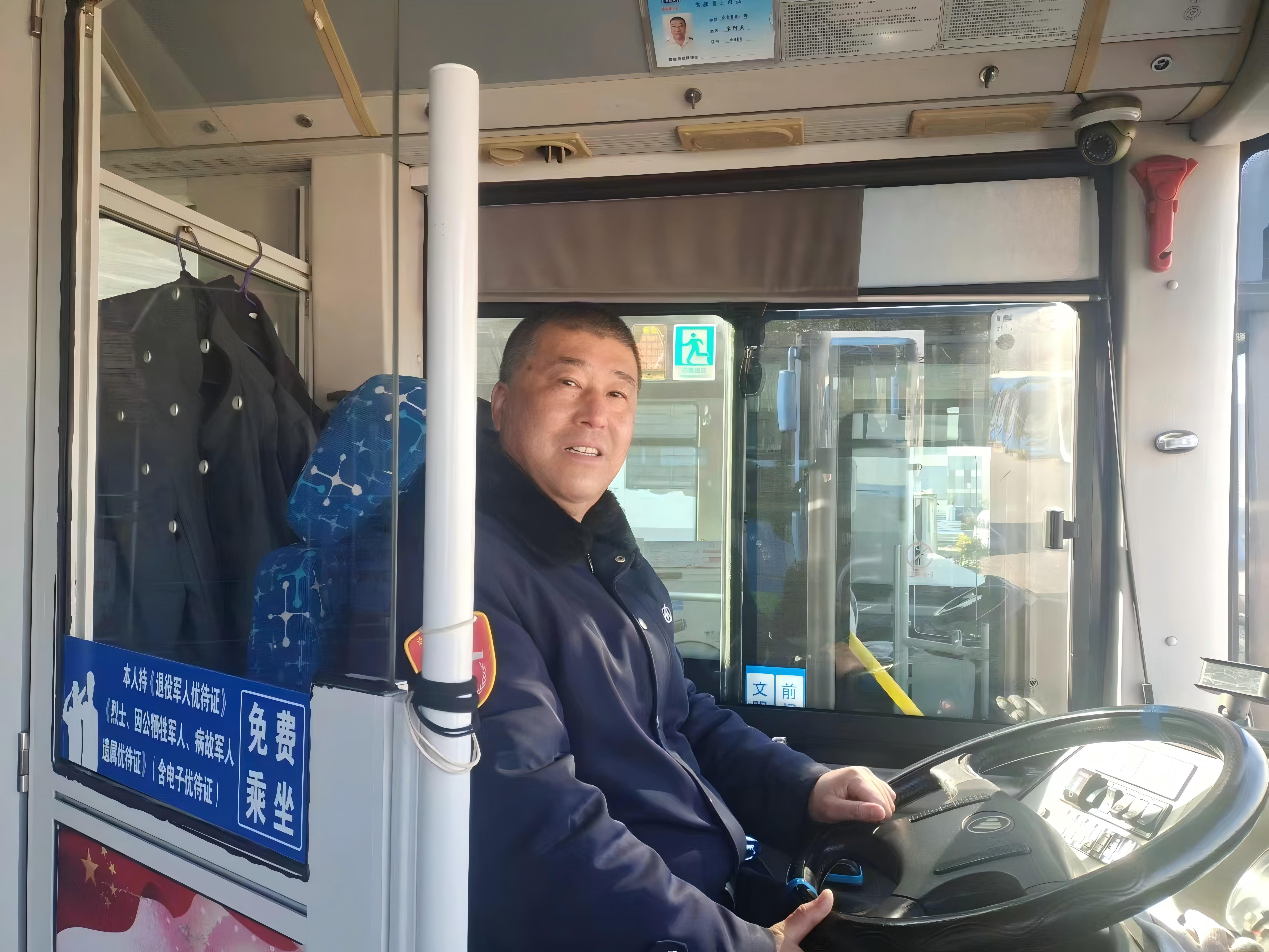 60路駕駛員宋阿兵，你抱起乘客的樣子真帥！