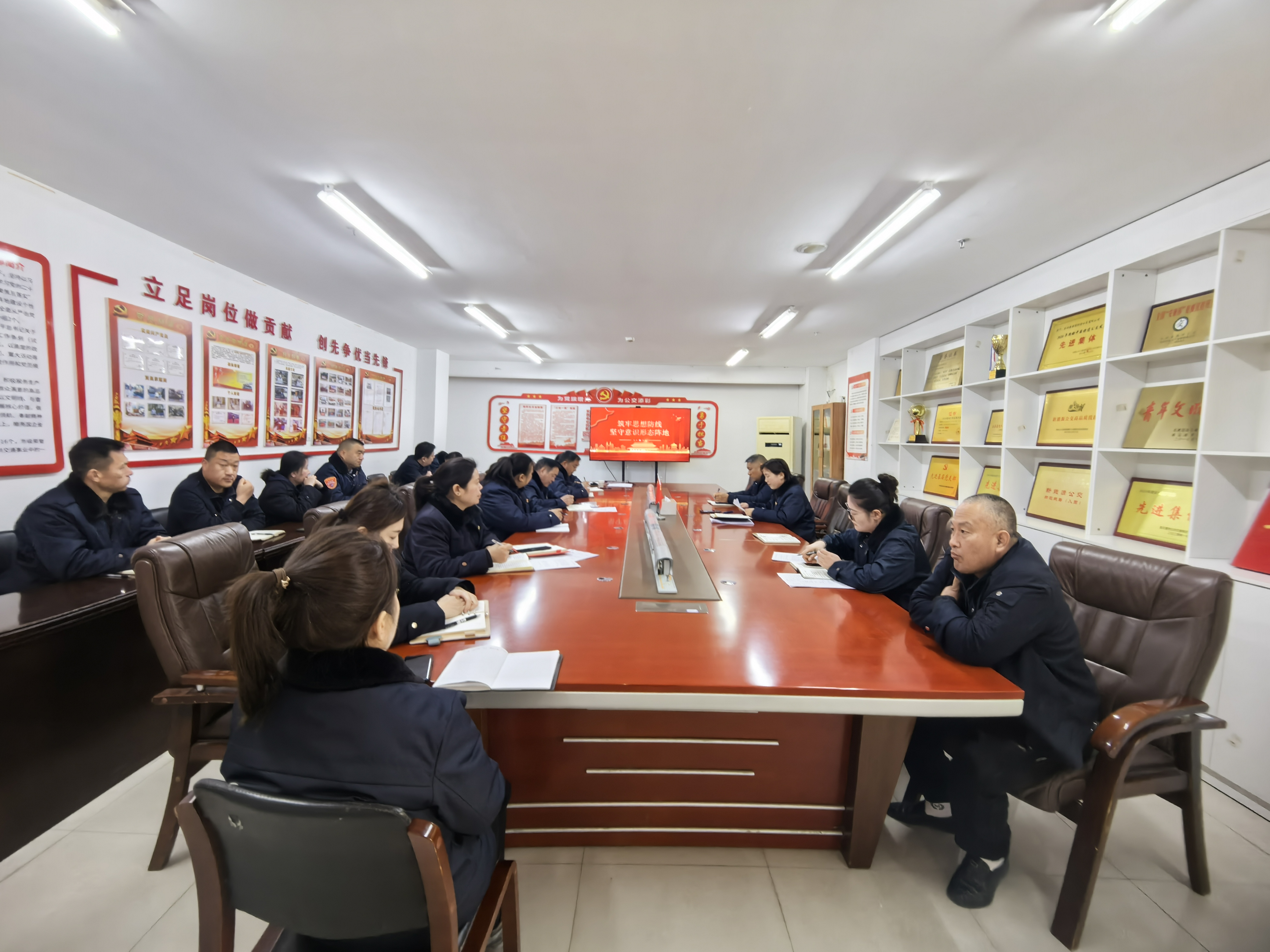 公交集團快速公交黨支部開展《筑牢思想防線 堅守意識形態(tài)陣地》專題黨課