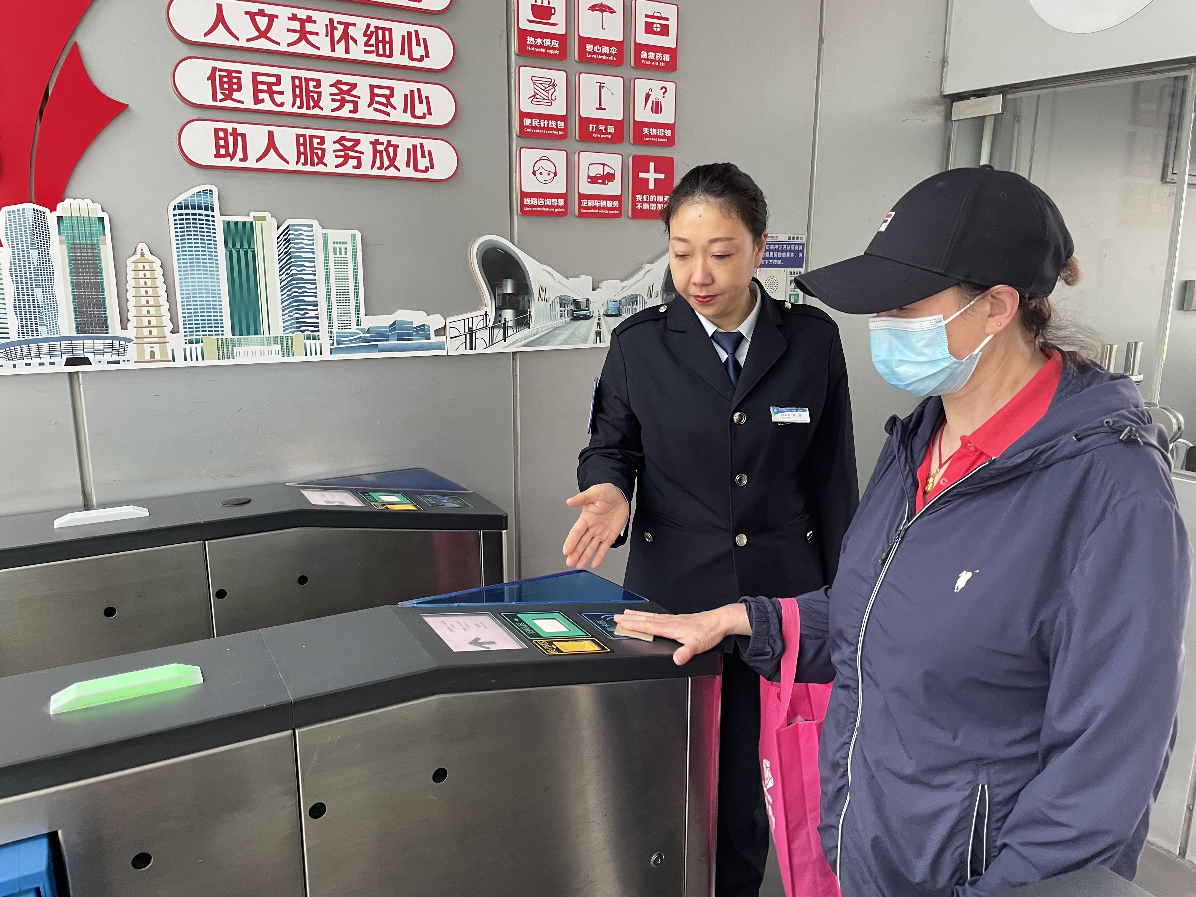 耐心陪伴，助迷路老人回家