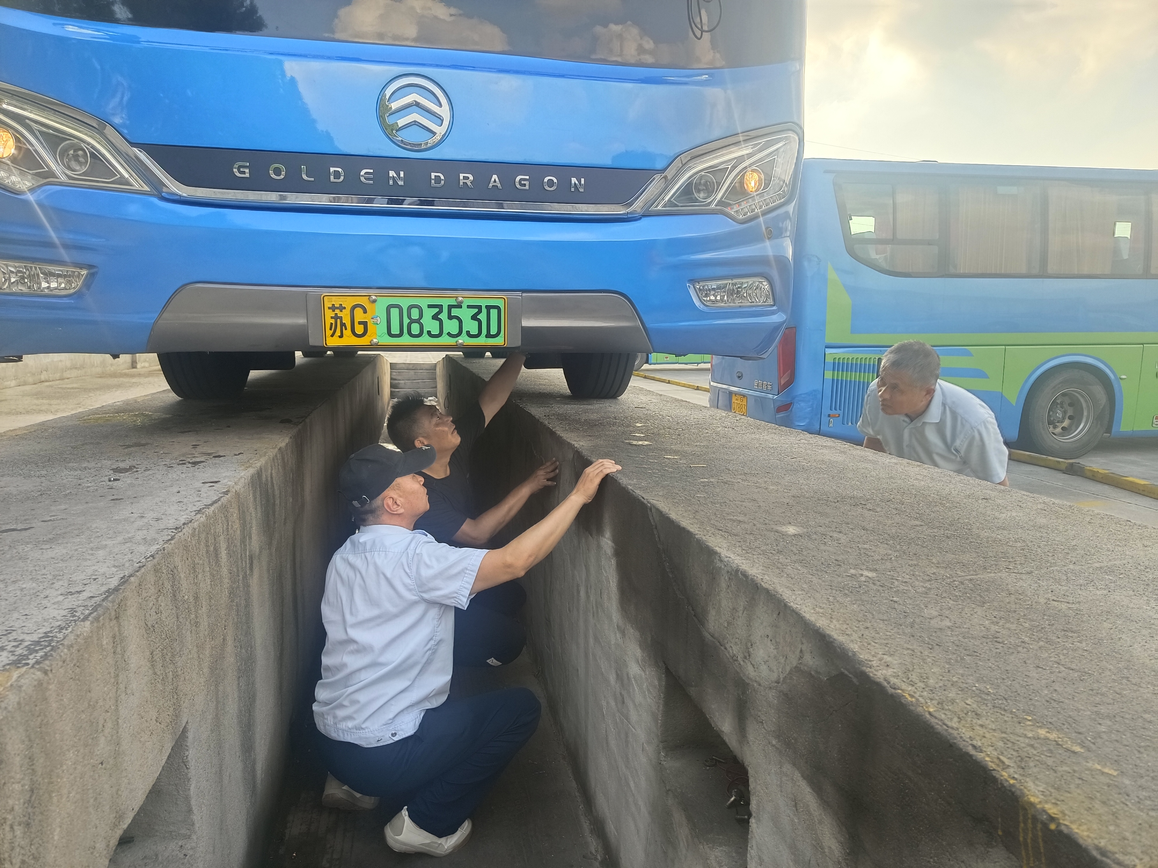 佳連公交公司開(kāi)展機(jī)務(wù)例保檢查，全面保障車(chē)輛安全運(yùn)行