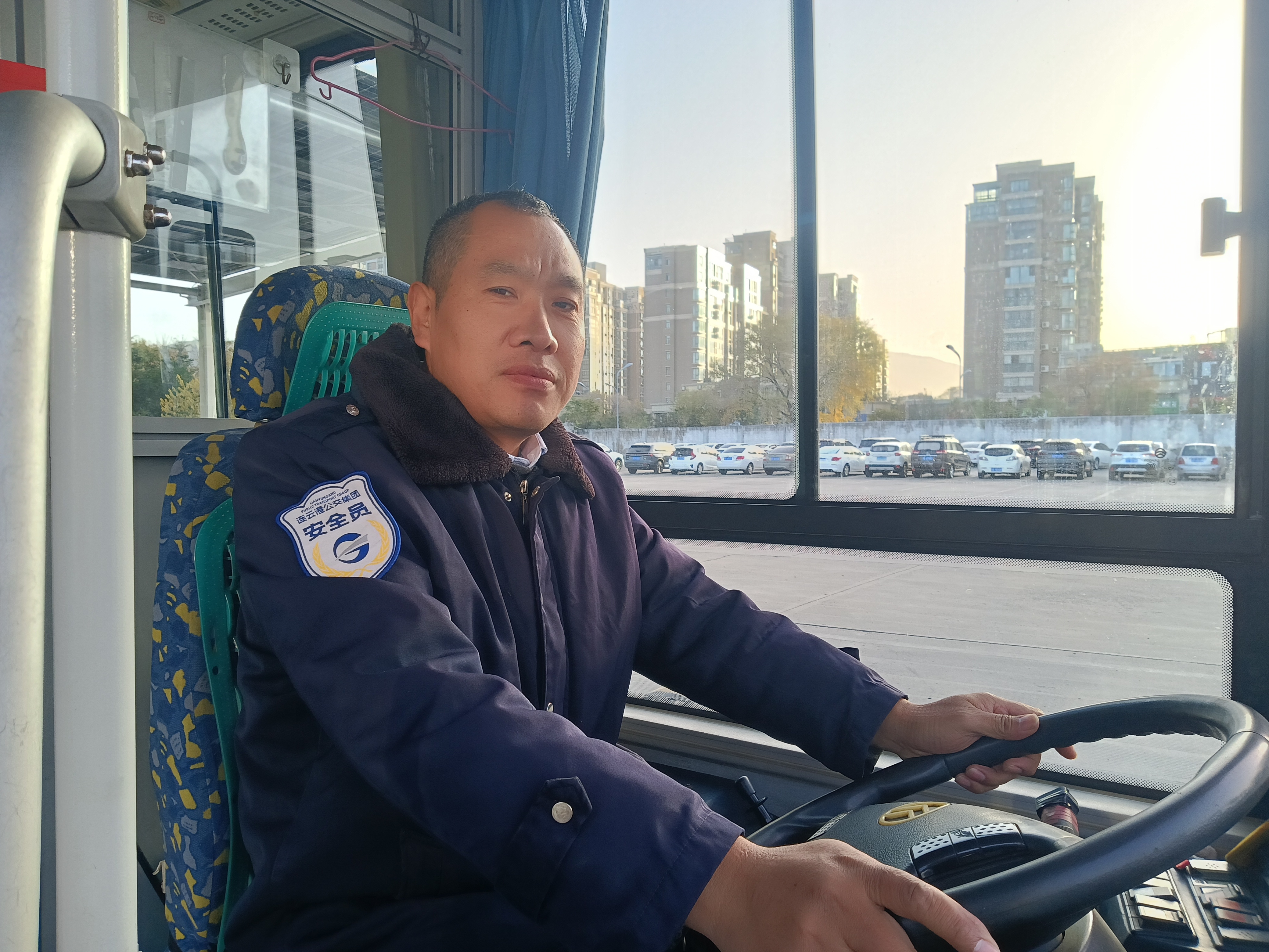 公交集團快速公交公司B13線駕駛員陳彩 拾金不昧，老人失物復得連連致謝