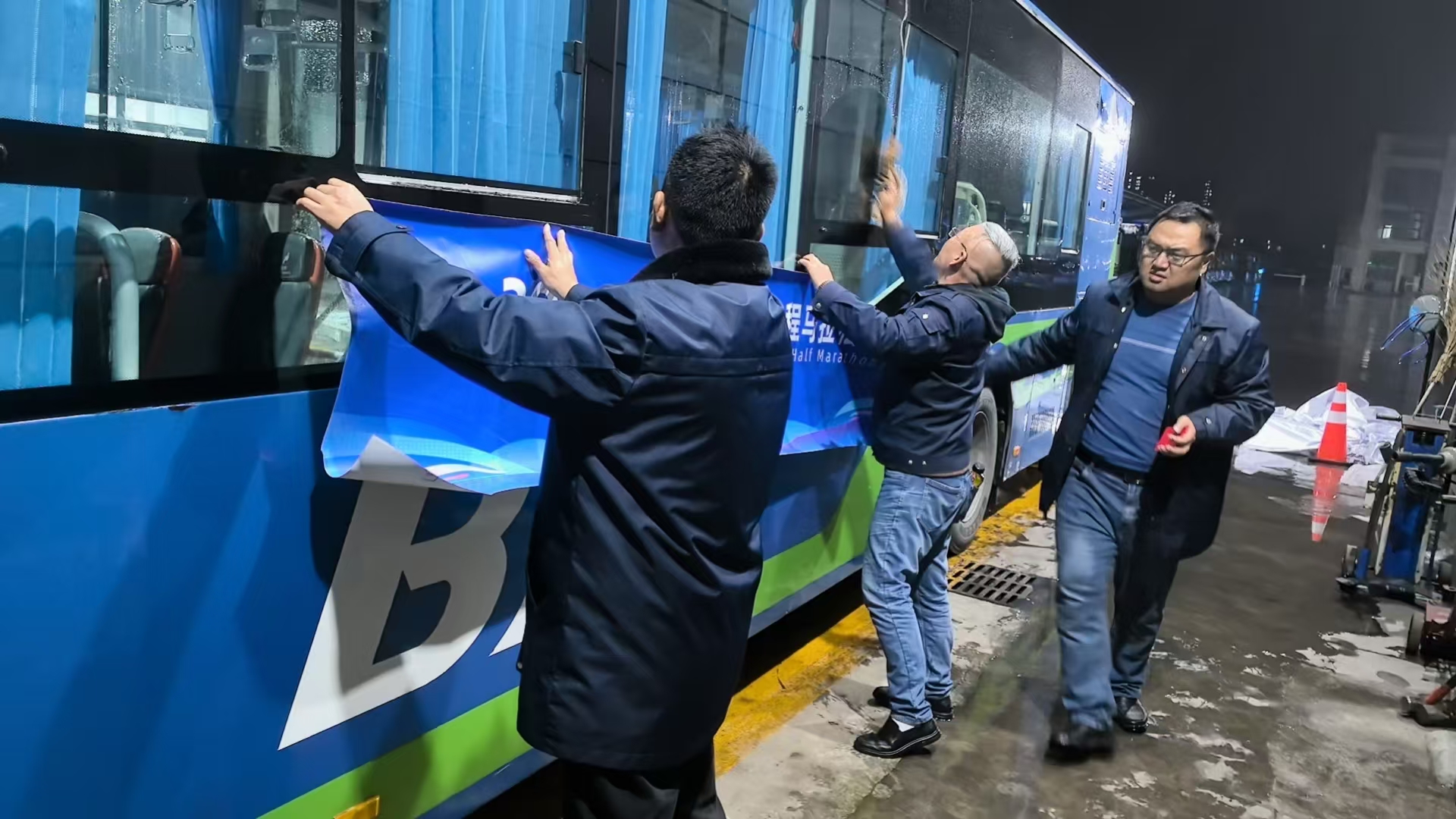 夜幕下的堅(jiān)守--佳連公交為連島半程馬拉松保駕護(hù)航！