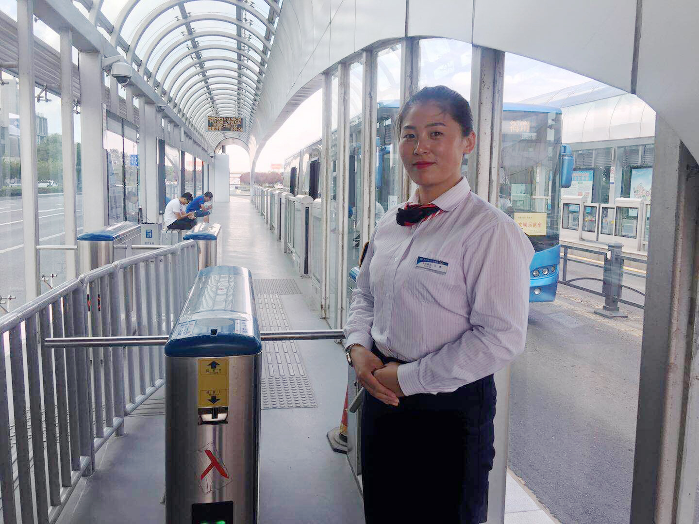 公交集團(tuán)快速公司站務(wù)員用平凡的崗位展現(xiàn)不平凡的風(fēng)采