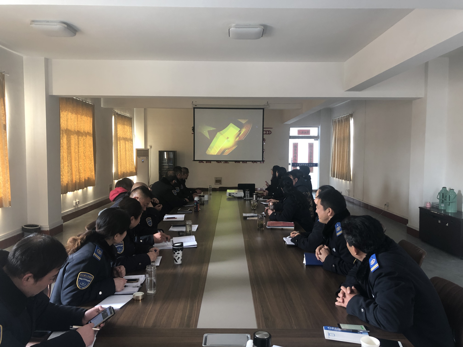 公交集團公交事業一部組織觀看警示教育片