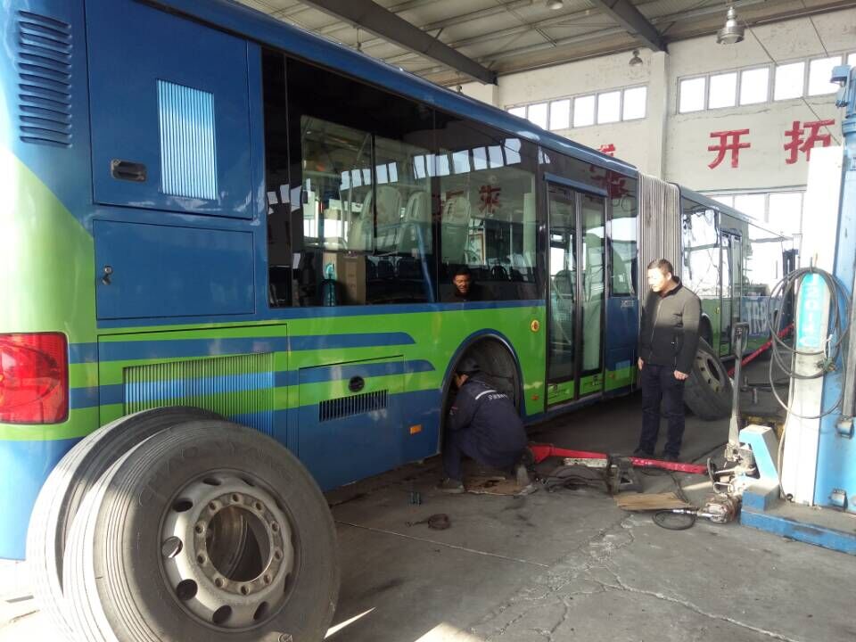 公交快速公司開展天燃氣車輛集中保養工作
