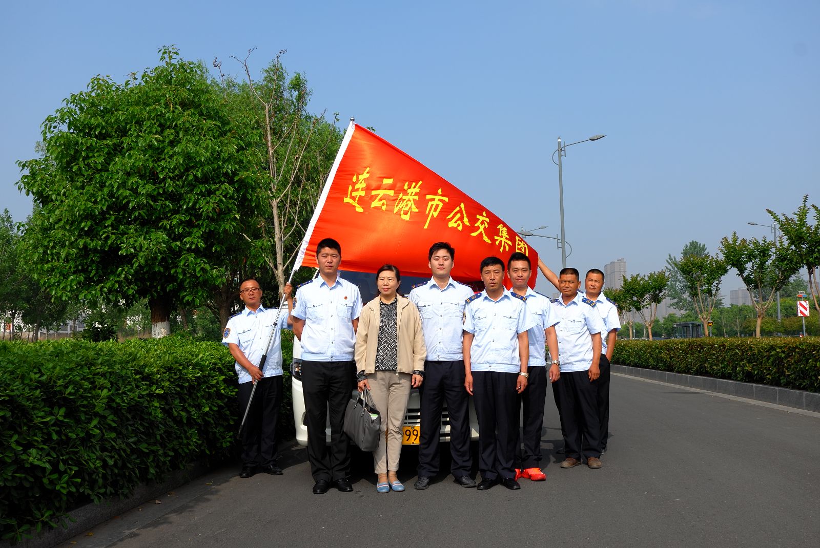 公交集團(tuán)“愛(ài)心送考”車(chē) 為高考考生保駕護(hù)航