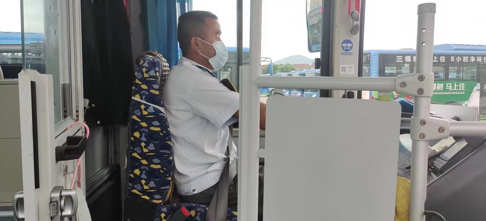 公交事業(yè)一部29路駕駛員宋立發(fā)拾金不昧獲贊揚(yáng)