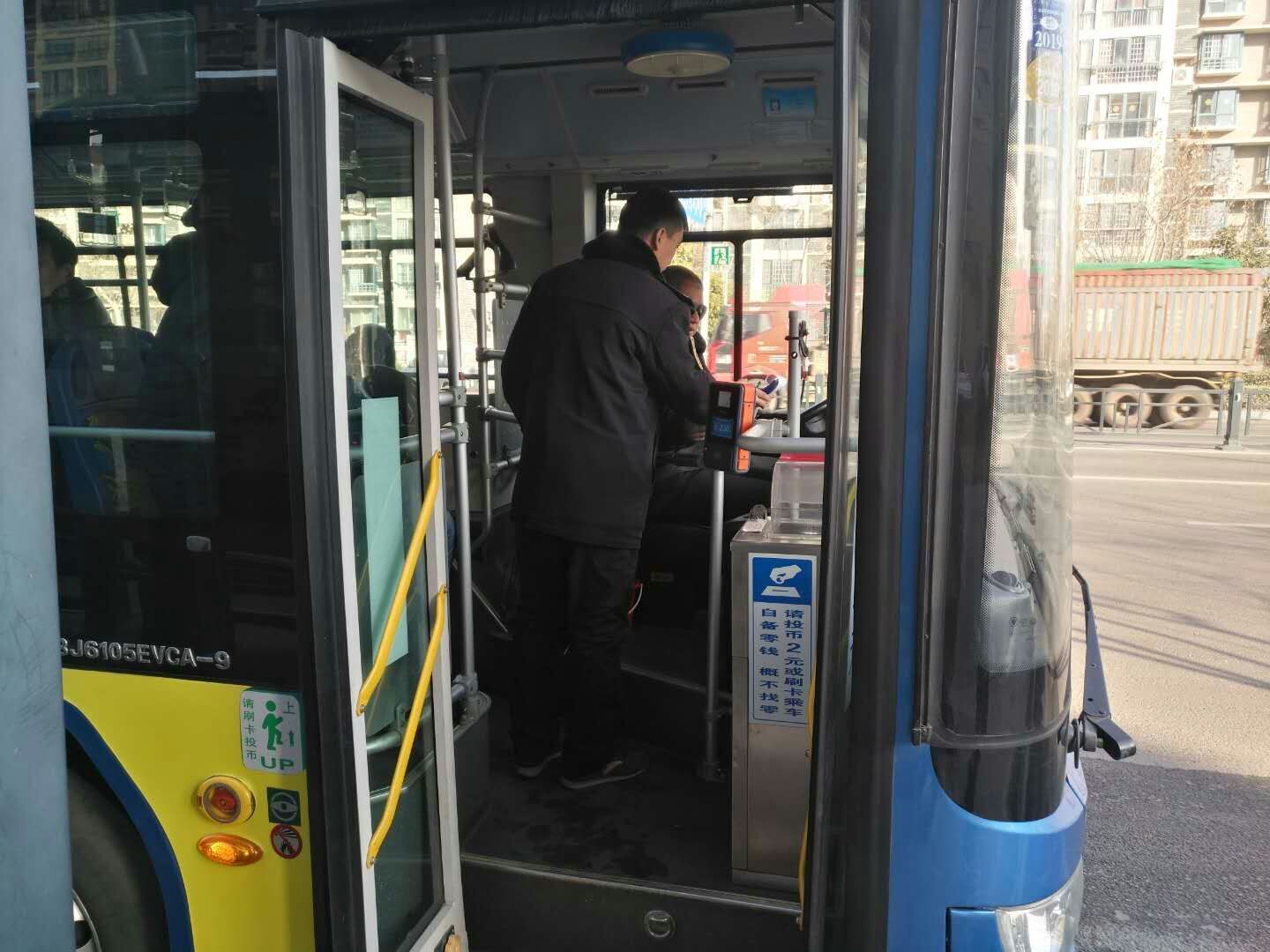 公交集團公交事業一部做好春運期間上路上線現場管理、安全交代工作