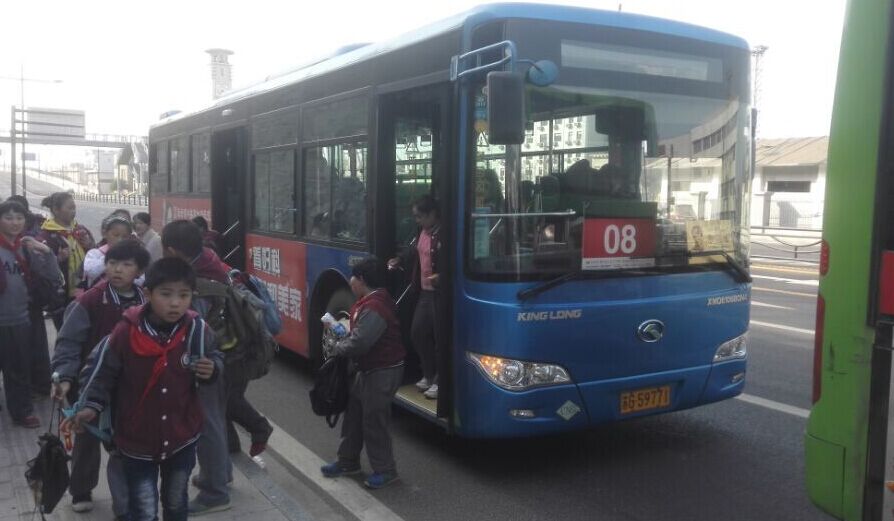 公交東部公司積極做好連云港市臨海路小學春游出行運輸保障工作