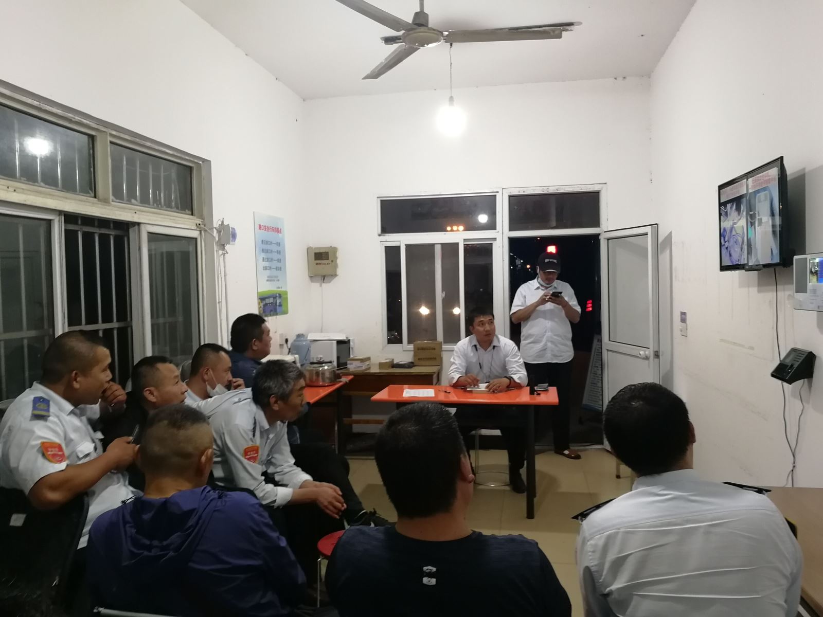 公交集團公交事業(yè)一部召開關(guān)于貴州安順公交車墜入水庫事件駕駛員警示會議