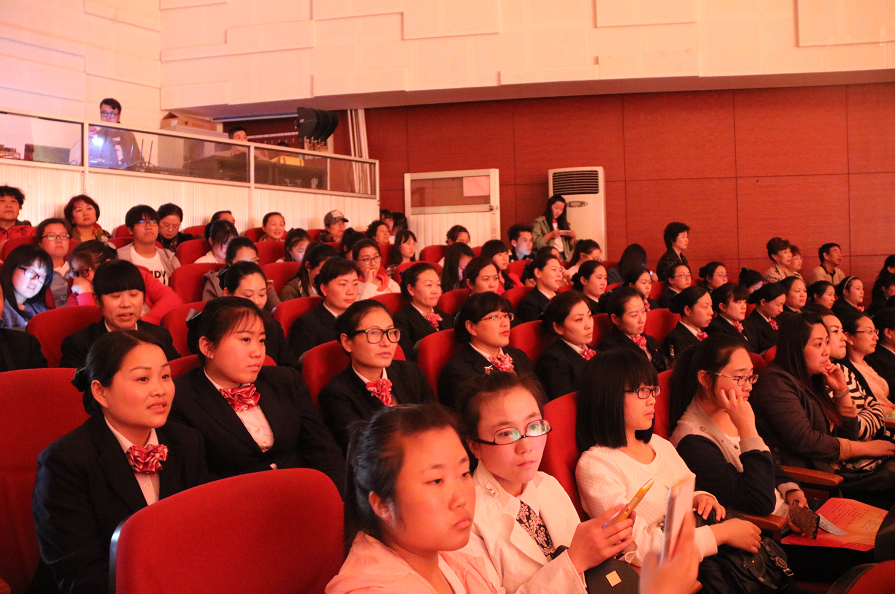 公交BRT站務(wù)員參加2016“文明風(fēng)尚大家唱、核心價值觀‘六進’”系列文化活動啟動儀式