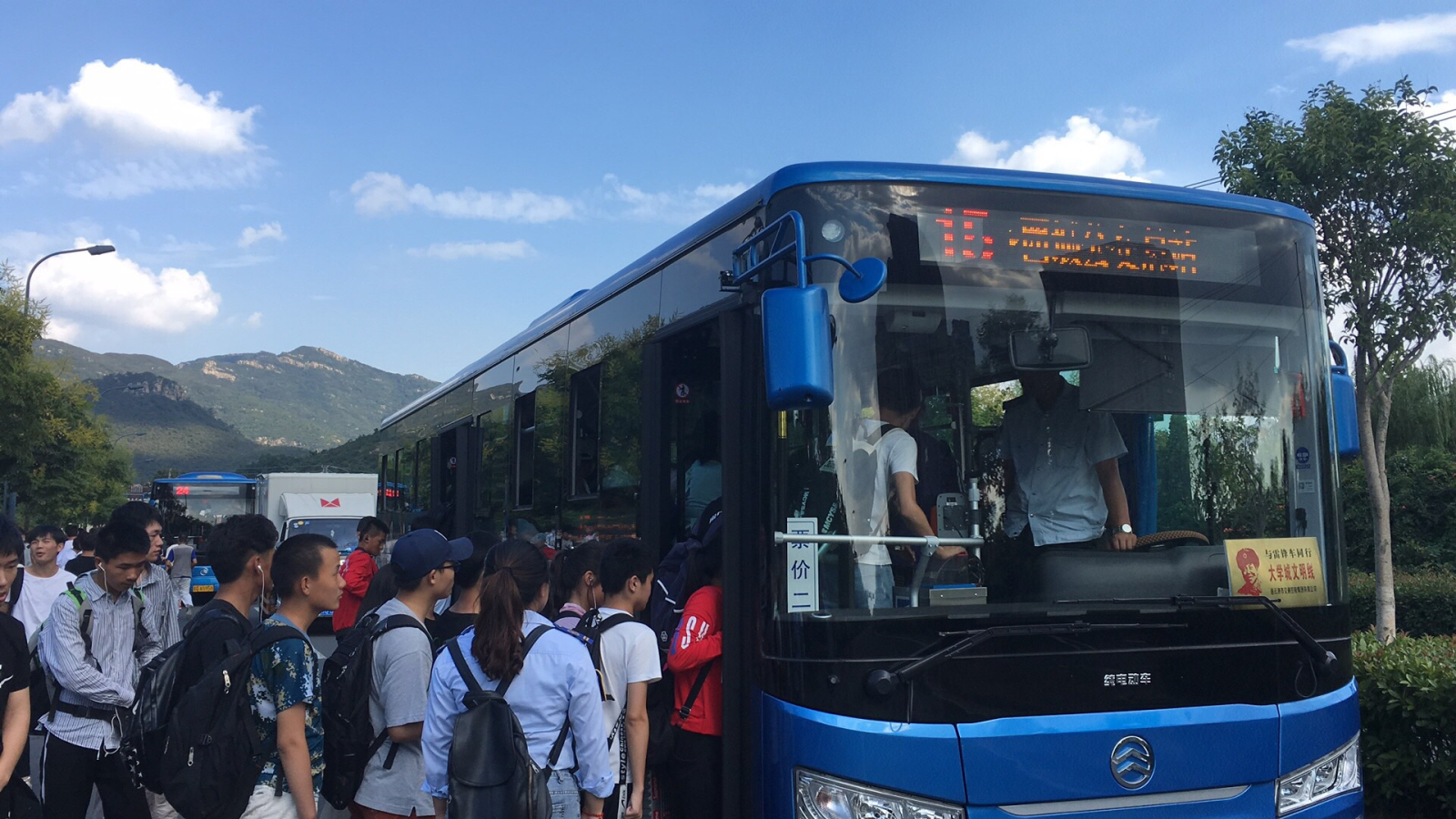 節(jié)日?qǐng)?jiān)守崗位 公交集團(tuán)為市民出行提供保障