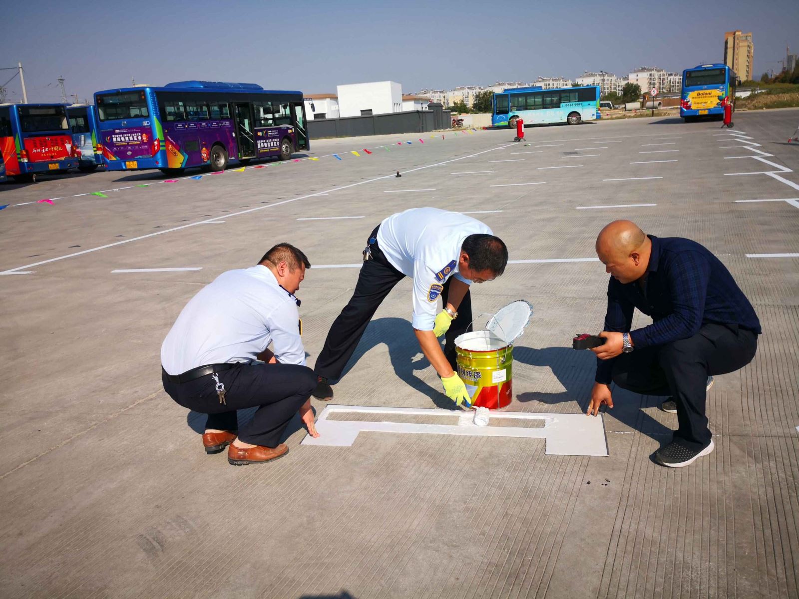 公交集團海通公交公司劃分停車位為創文助力