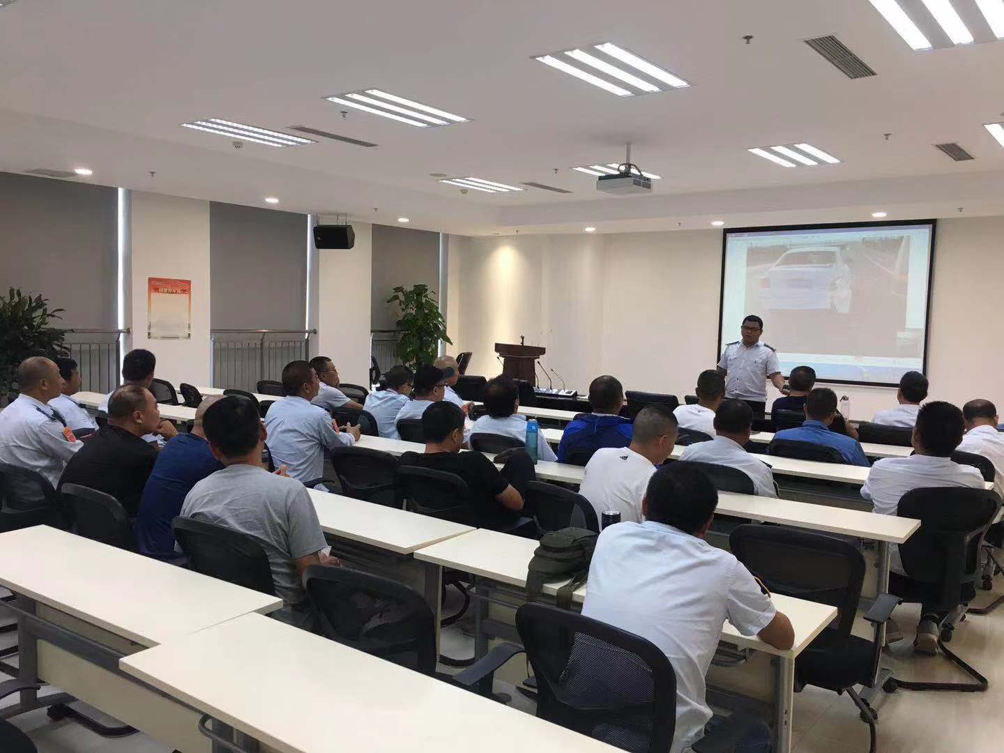 公交集團(tuán)經(jīng)營(yíng)發(fā)展事業(yè)部聯(lián)合盛虹石化推行“5321路口行車安全操作辦法”