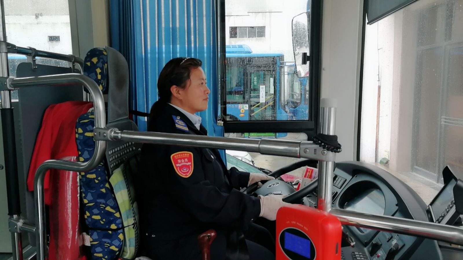 公交集團海通公交公司駕駛員顧金環堅守崗位為乘客提供便利