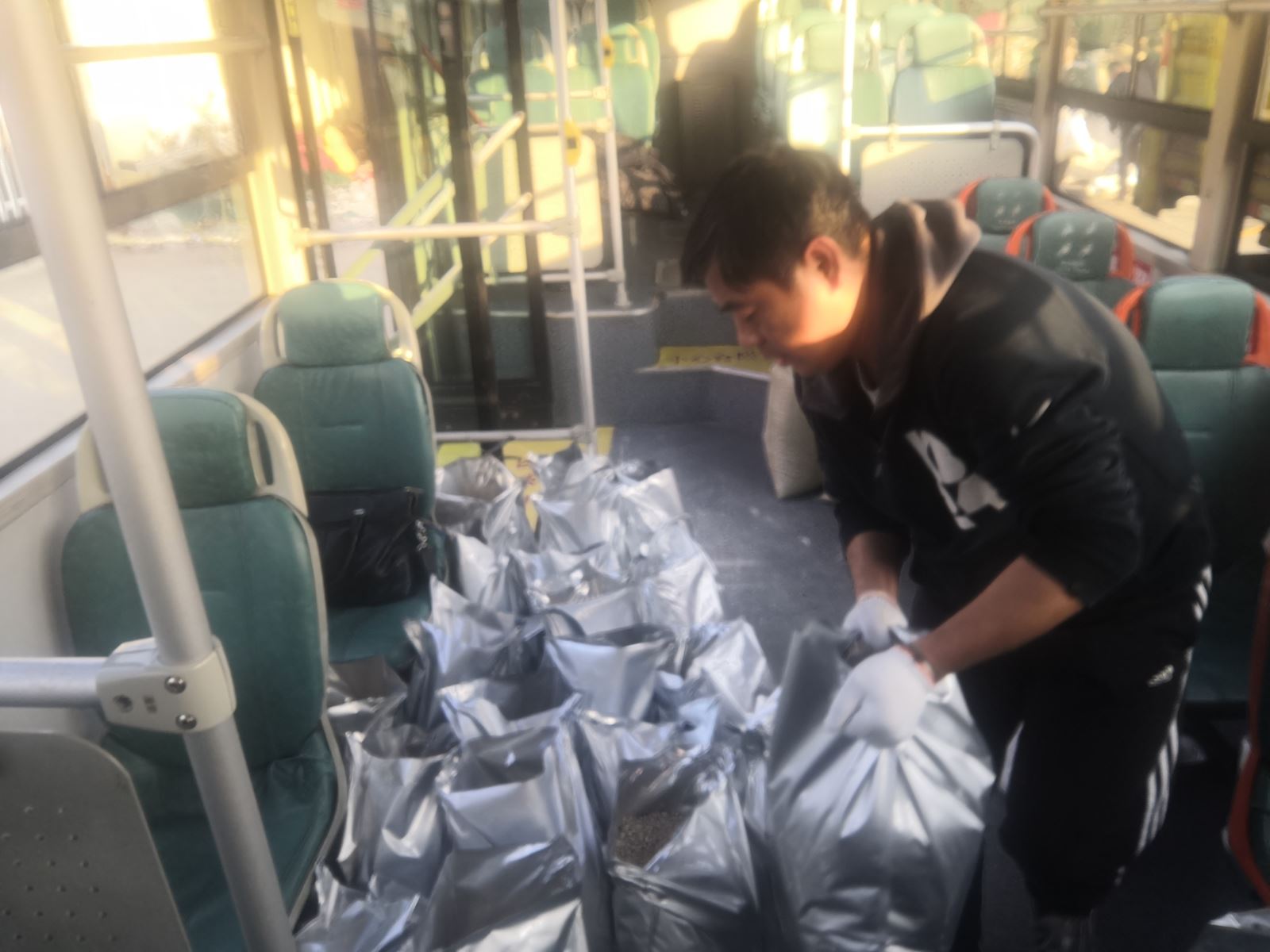 公交集團(tuán)快速公交事業(yè)部提前儲(chǔ)備融雪劑為備戰(zhàn)嚴(yán)寒做足準(zhǔn)備